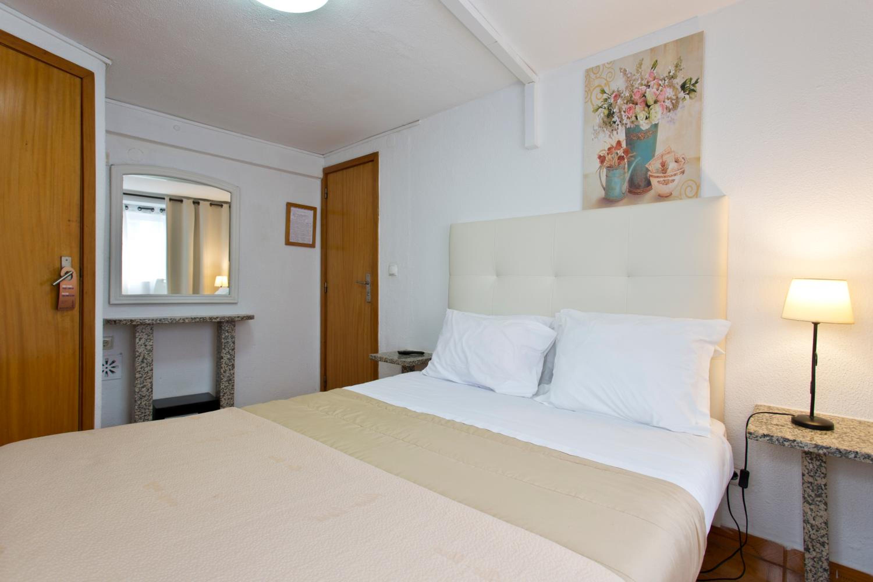 Double Room with Private Bathroom - Photo 2