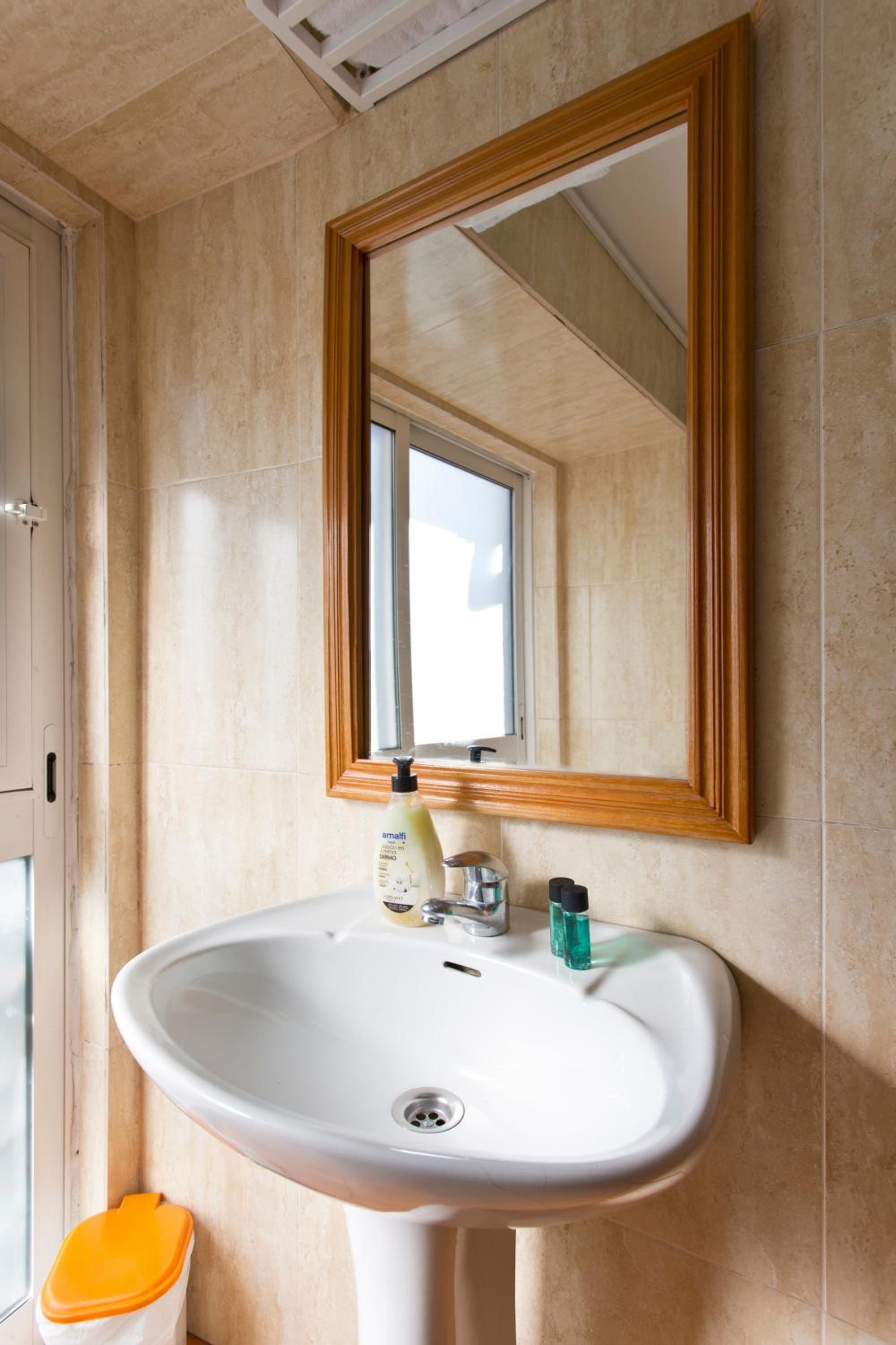Twin Room - Photo 6