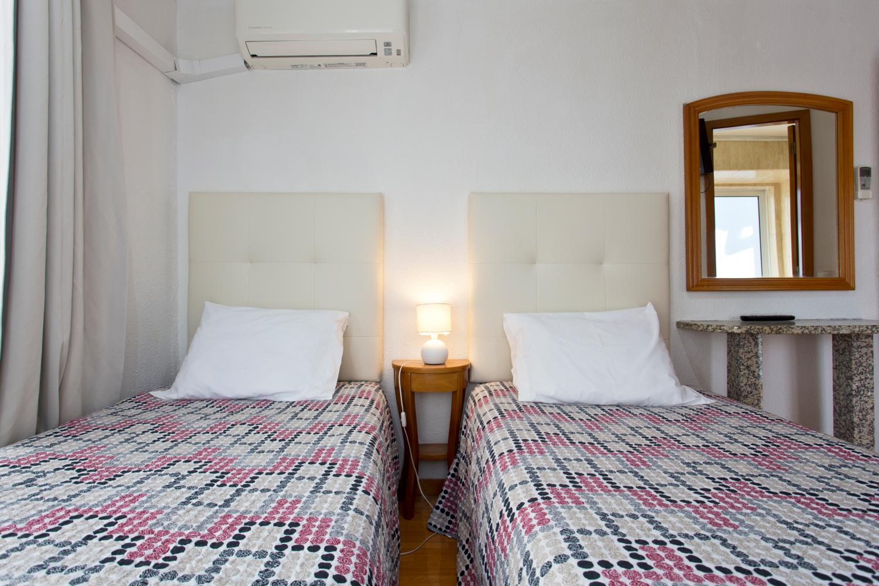 Twin Room - Photo 4