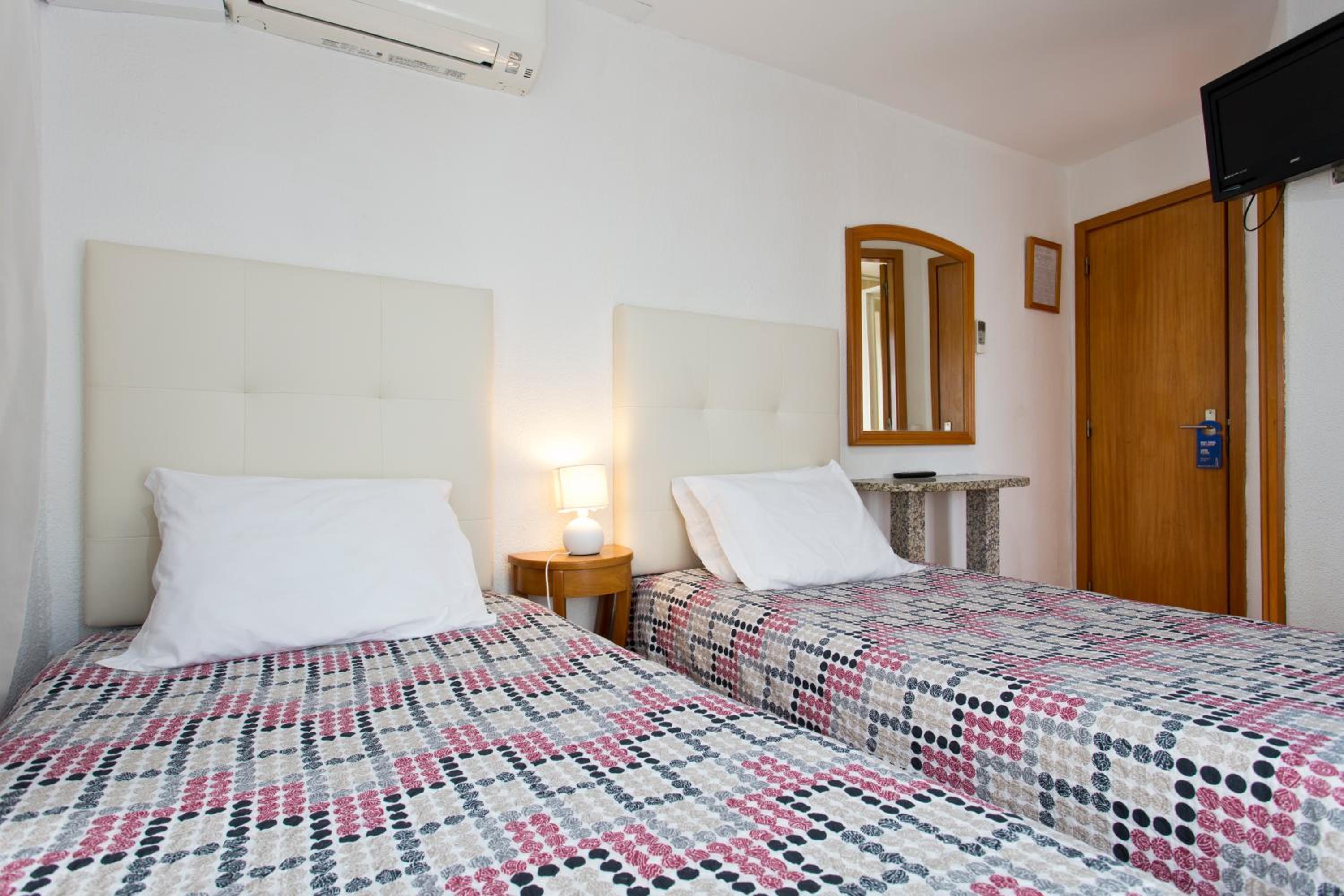 Twin Room - Photo 3