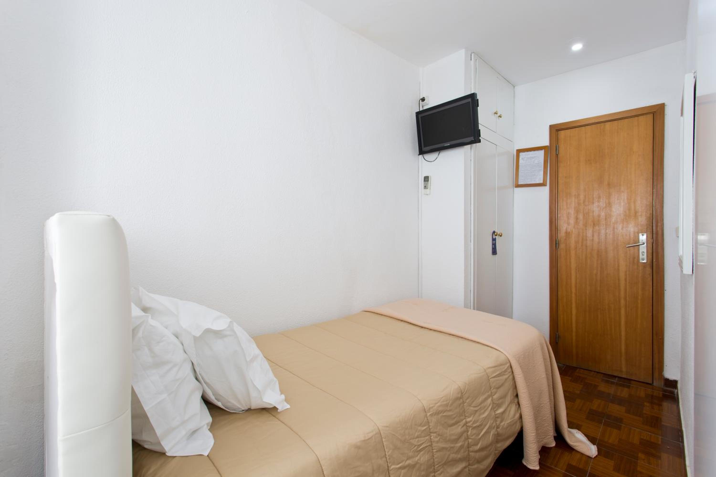 Economy Single Room - Photo 9