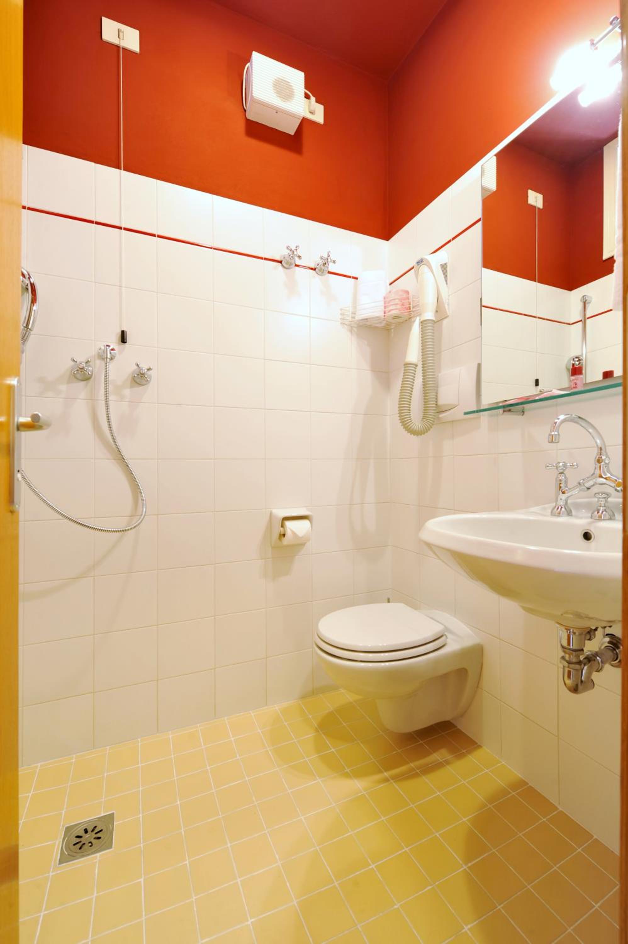 Basic Double Room With Balcony - Photo 2