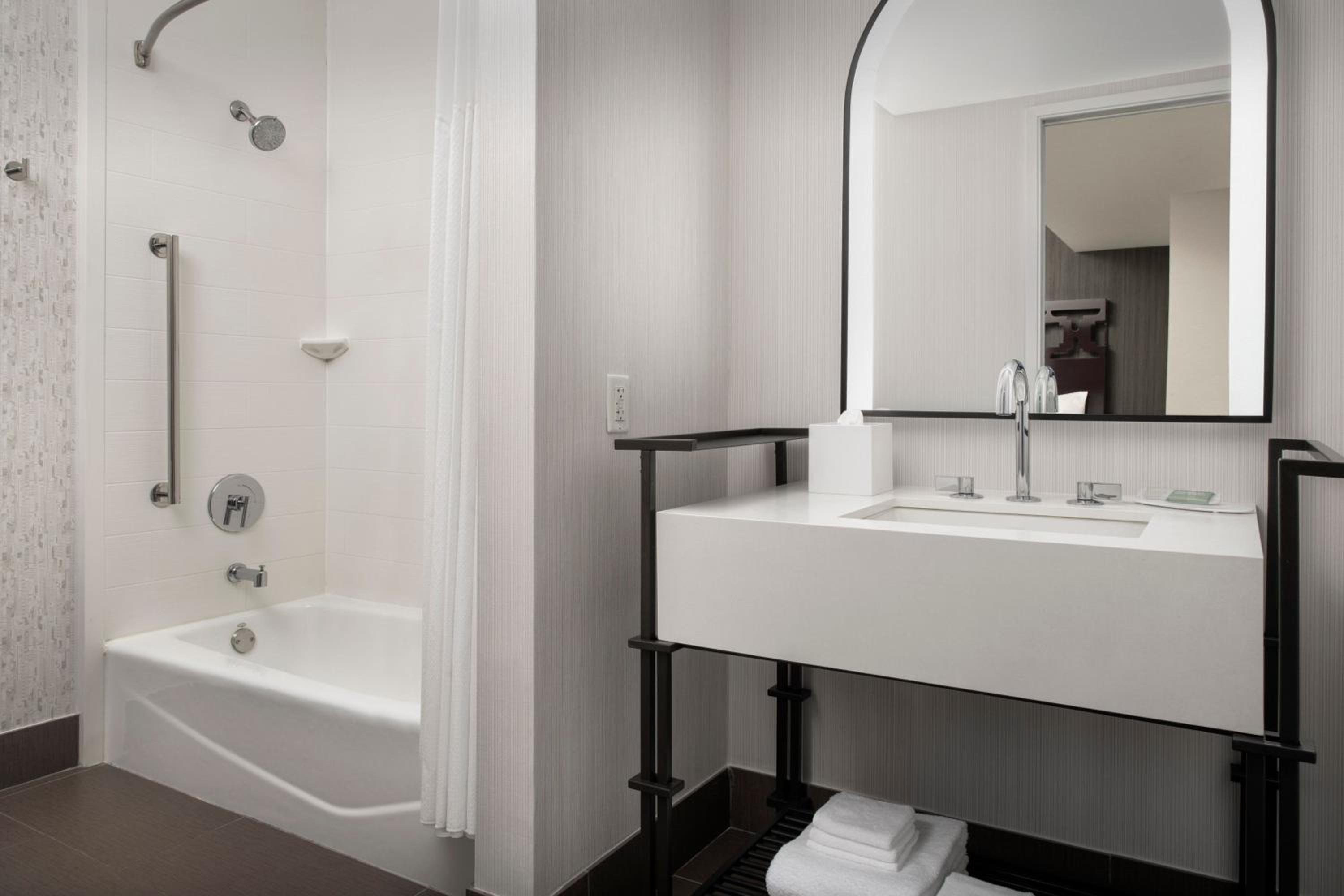 Queen Room with Two Queen Beds and Adapted Tub - Mobility and Hearing Accessible - Photo 5