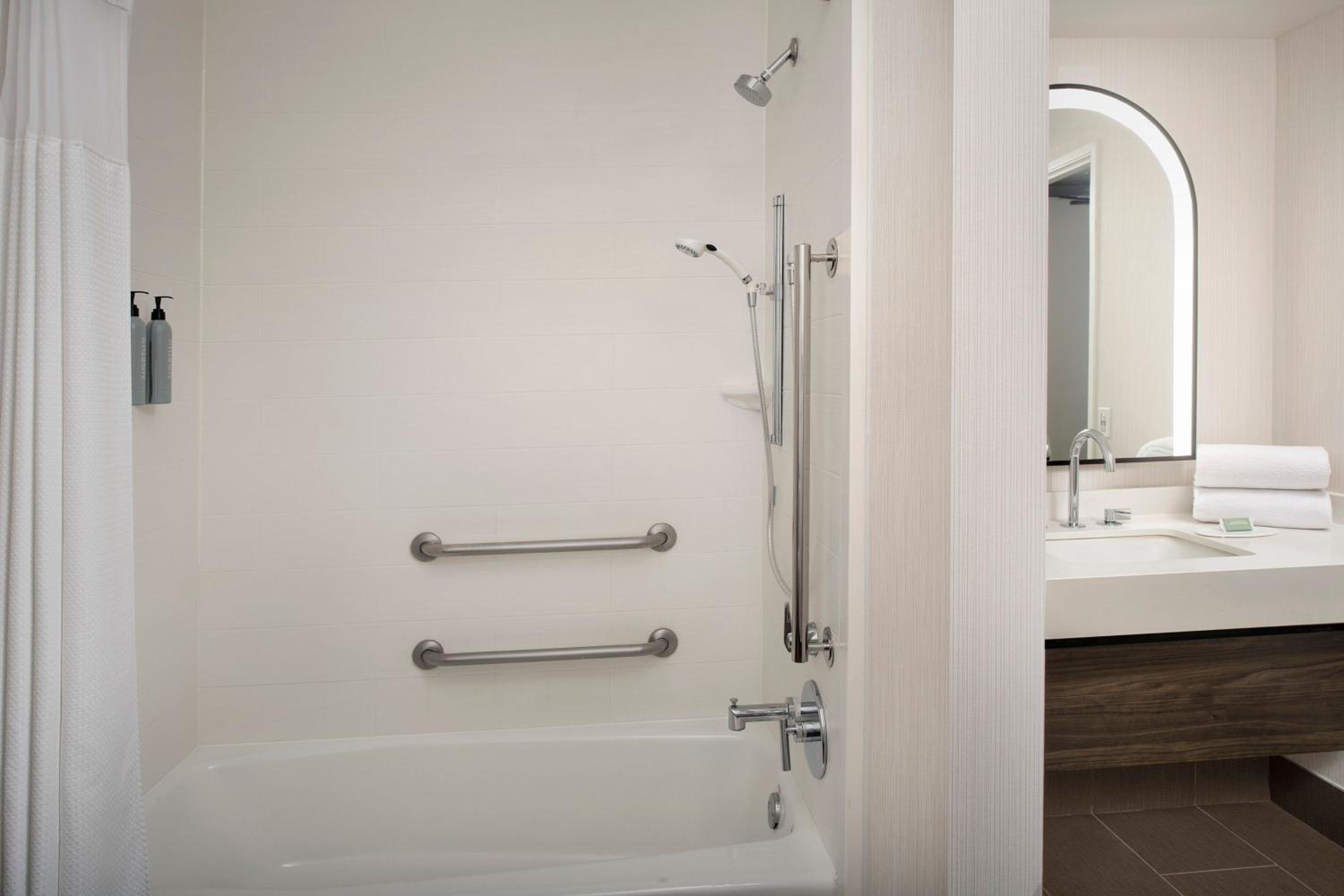 King Room with Adapted Tub - Mobility and Hearing Accessible - Photo 4