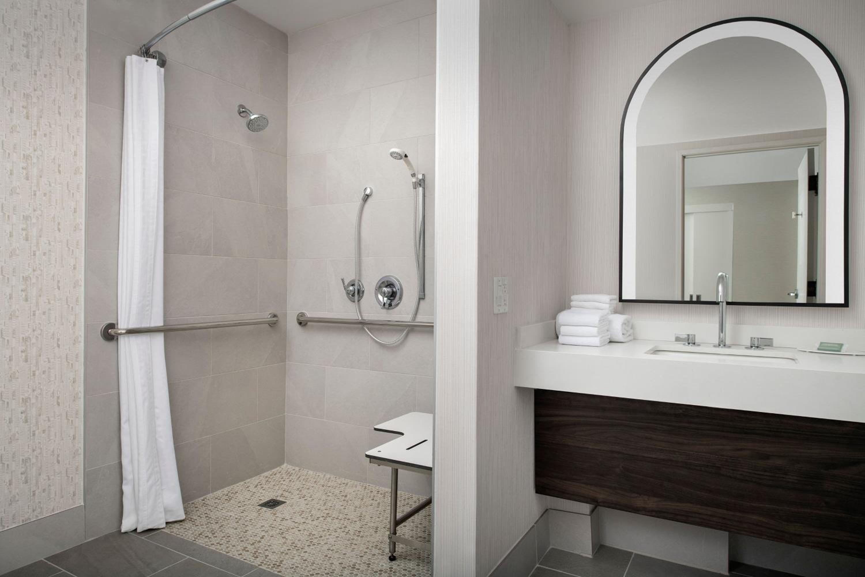 King Room with Adapted Tub - Mobility and Hearing Accessible - Photo 5