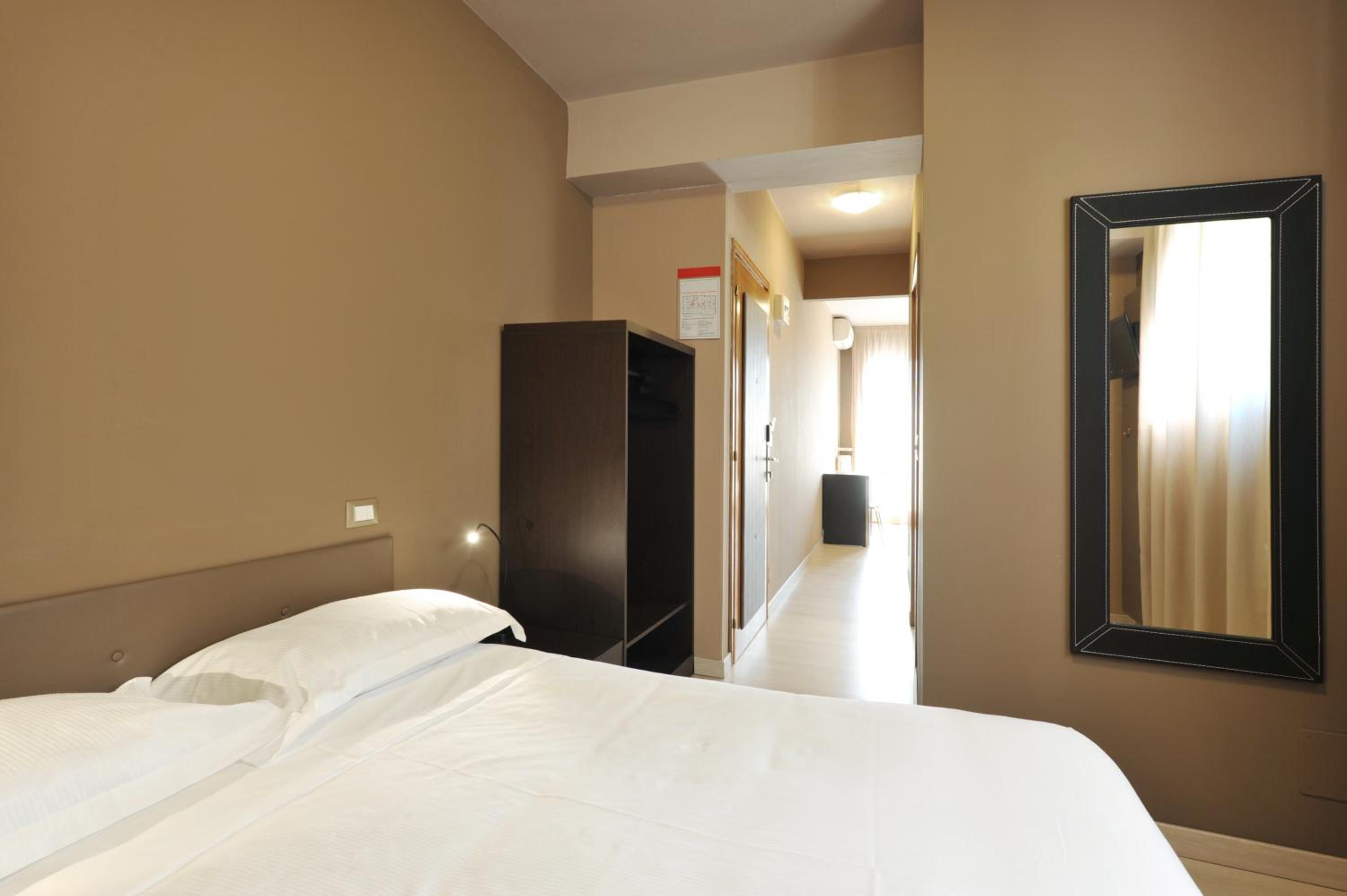 Economy Triple Room - Photo 4