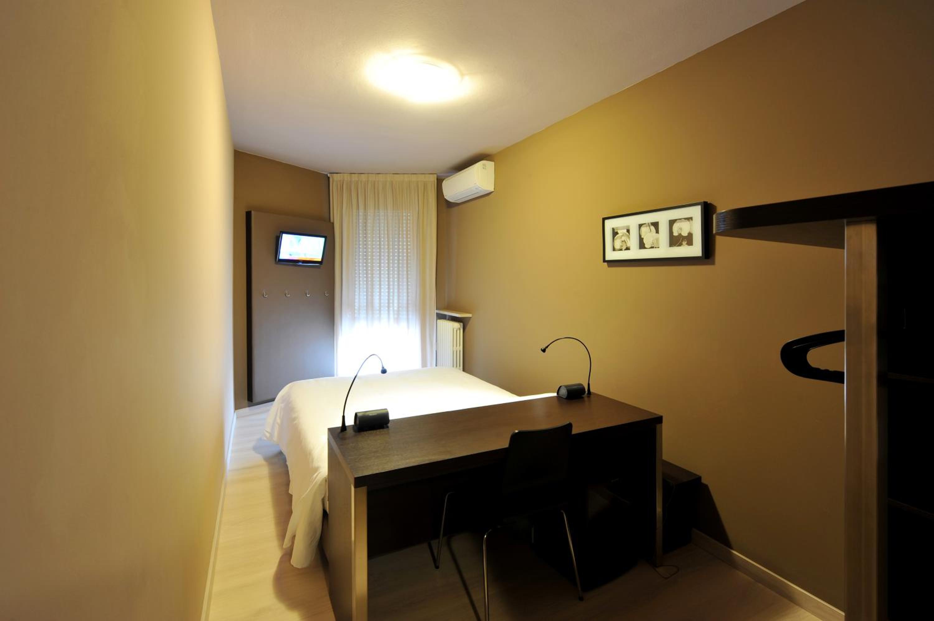 Double or Twin Room with Balcony - Photo 3