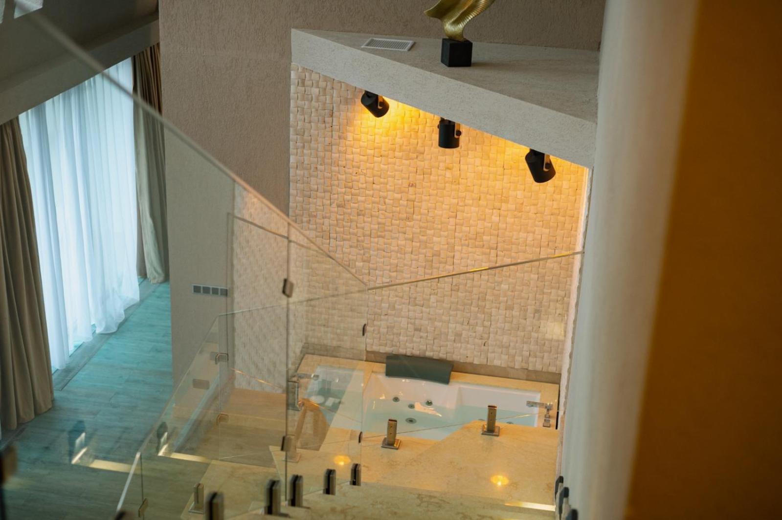 Penthouse Postavaru with Hot Tube & Fireplace - Photo 4