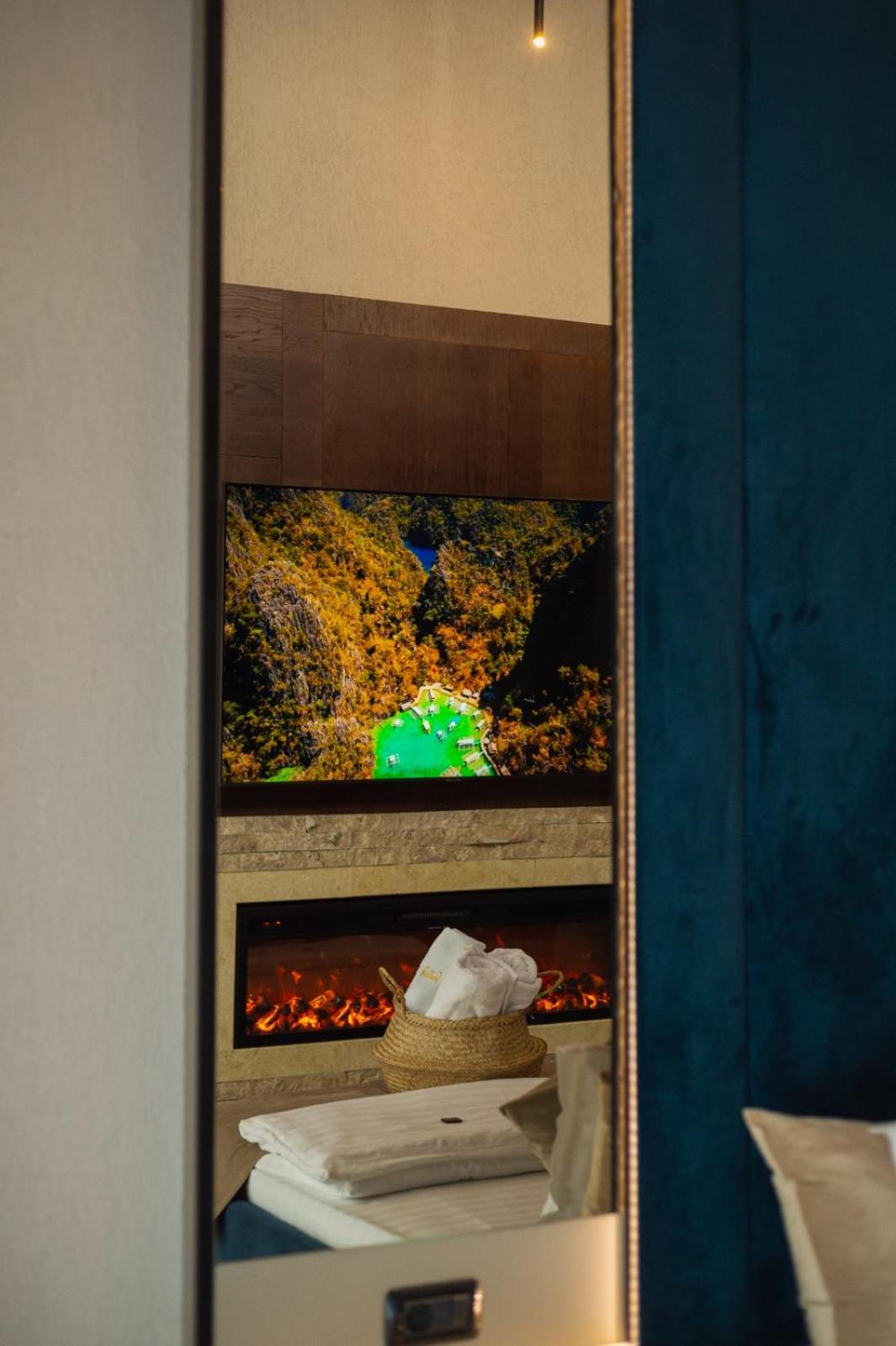 Penthouse Postavaru with Hot Tube & Fireplace - Photo 6
