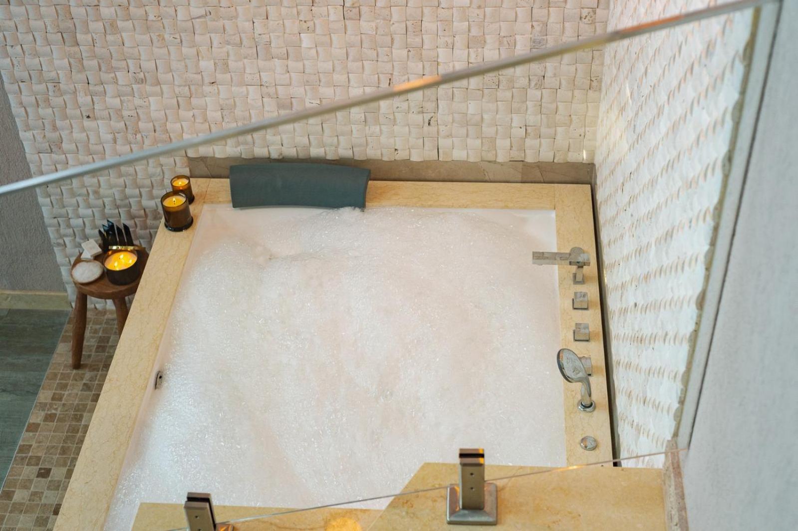 Penthouse Postavaru with Hot Tube & Fireplace - Photo 2