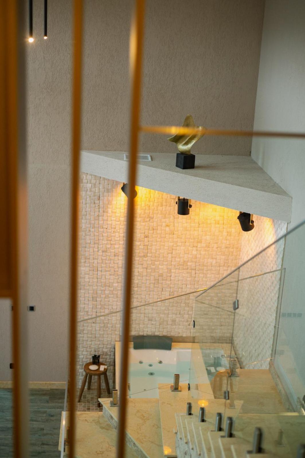 Penthouse Postavaru with Hot Tube & Fireplace - Photo 5