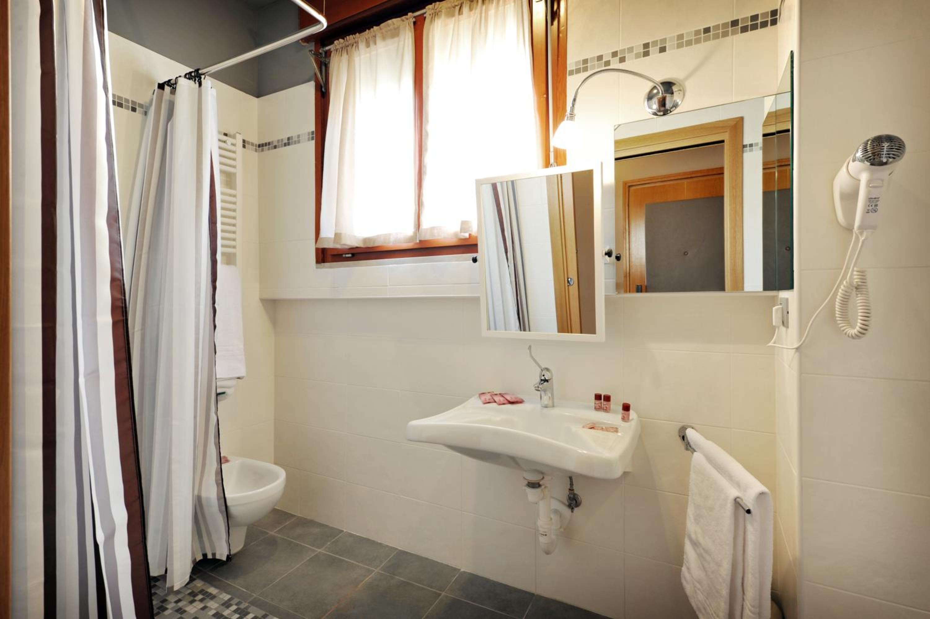 Economy Triple Room - Photo 3