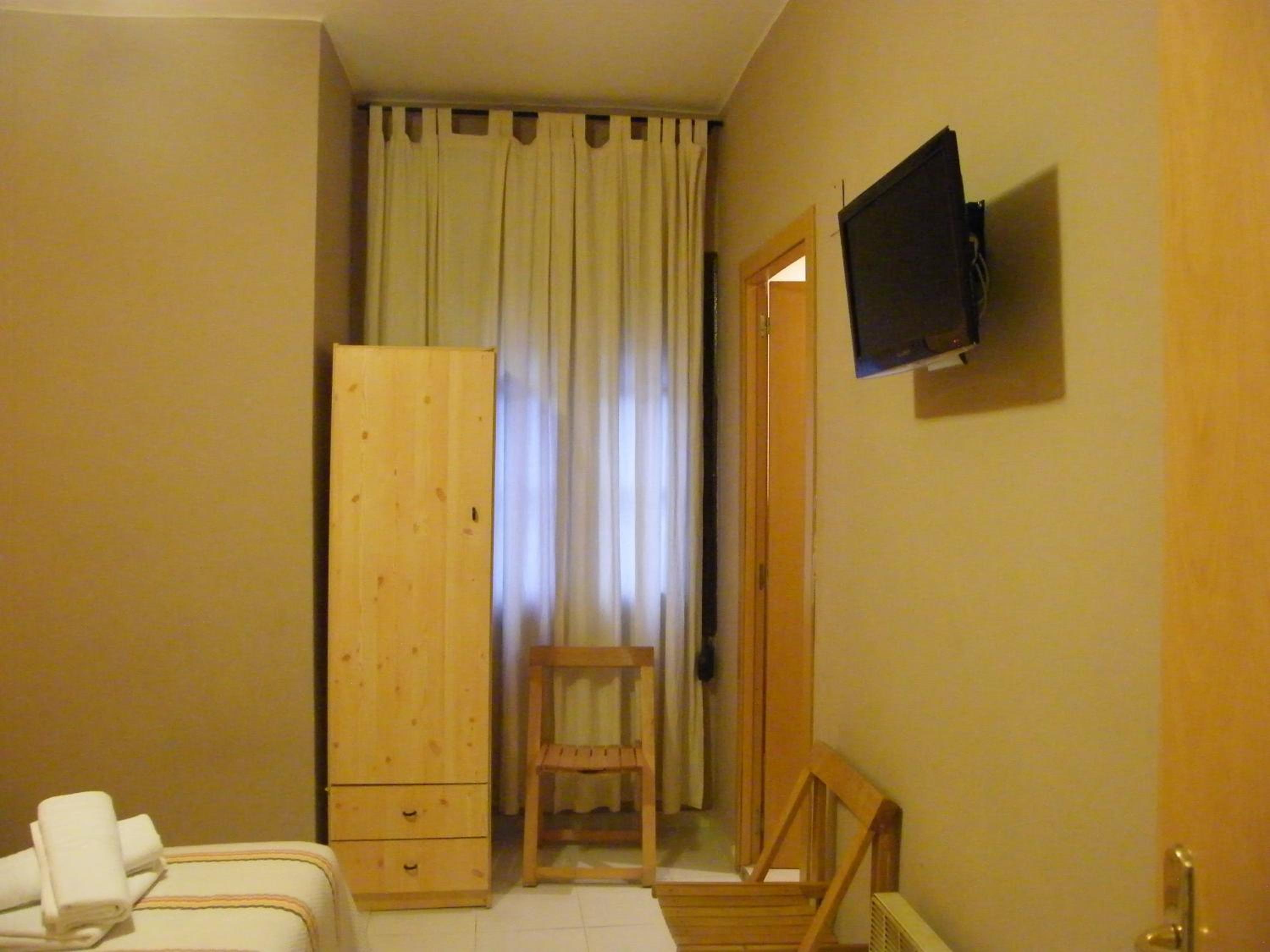Double or Twin Room - Photo 5