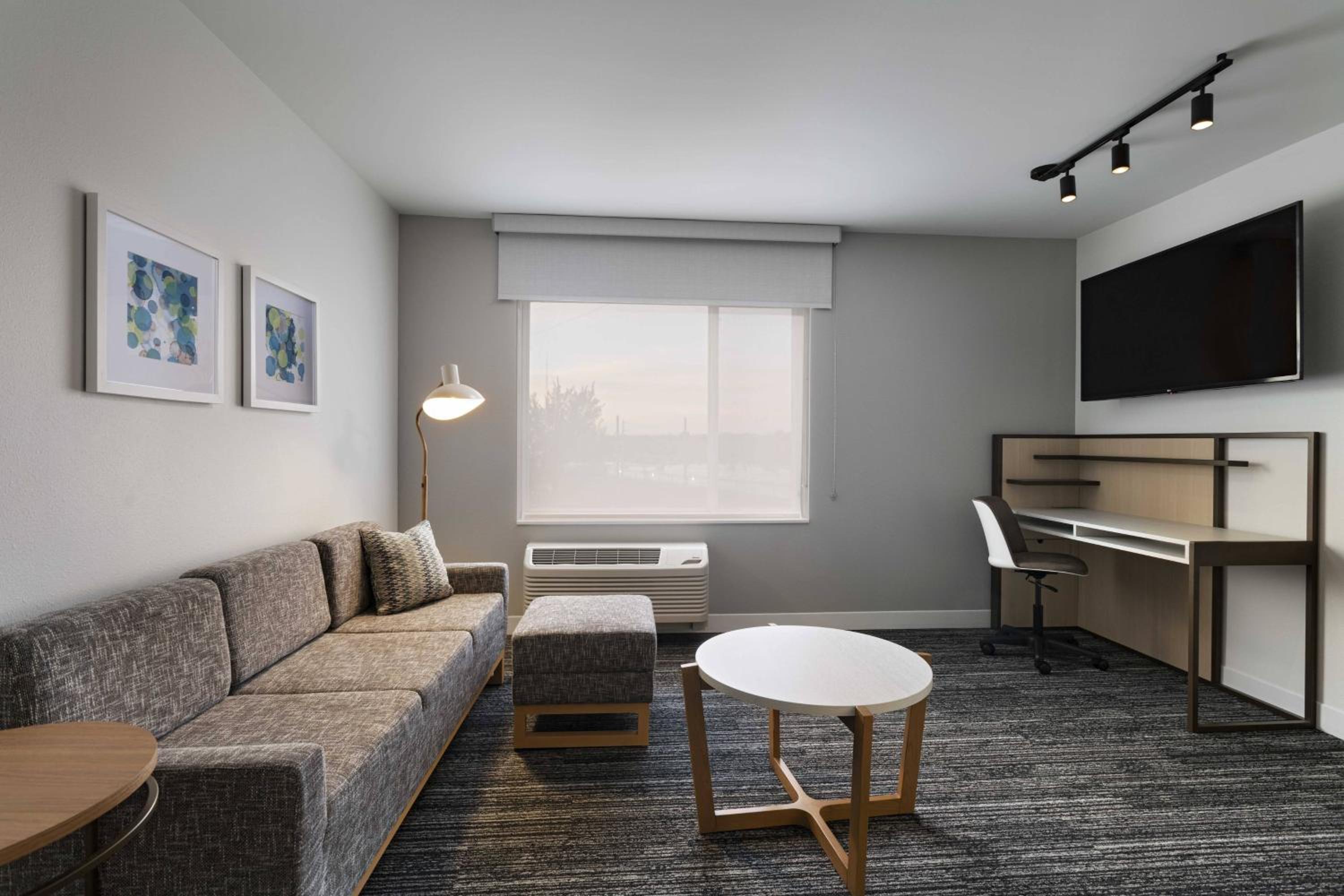 One-Bedroom Suite - Photo 5