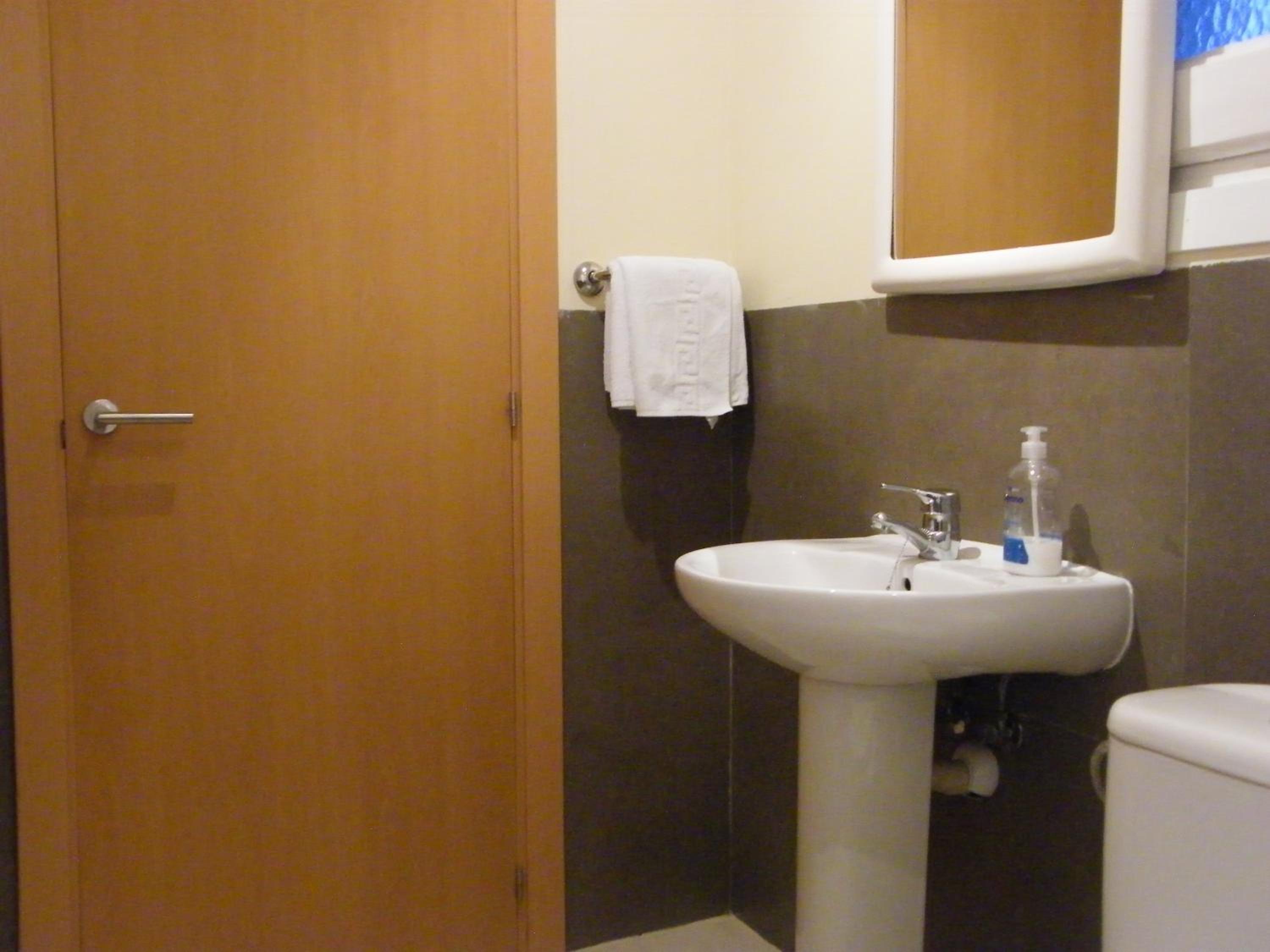 Double or Twin Room - Photo 6