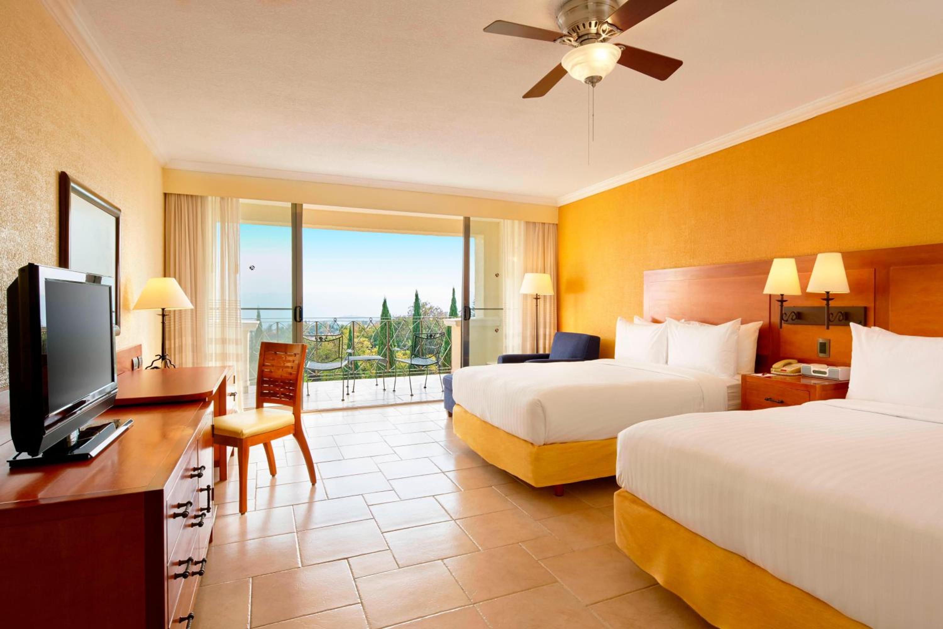 Guest Room, 2 Queen, Mountain View, Balcony