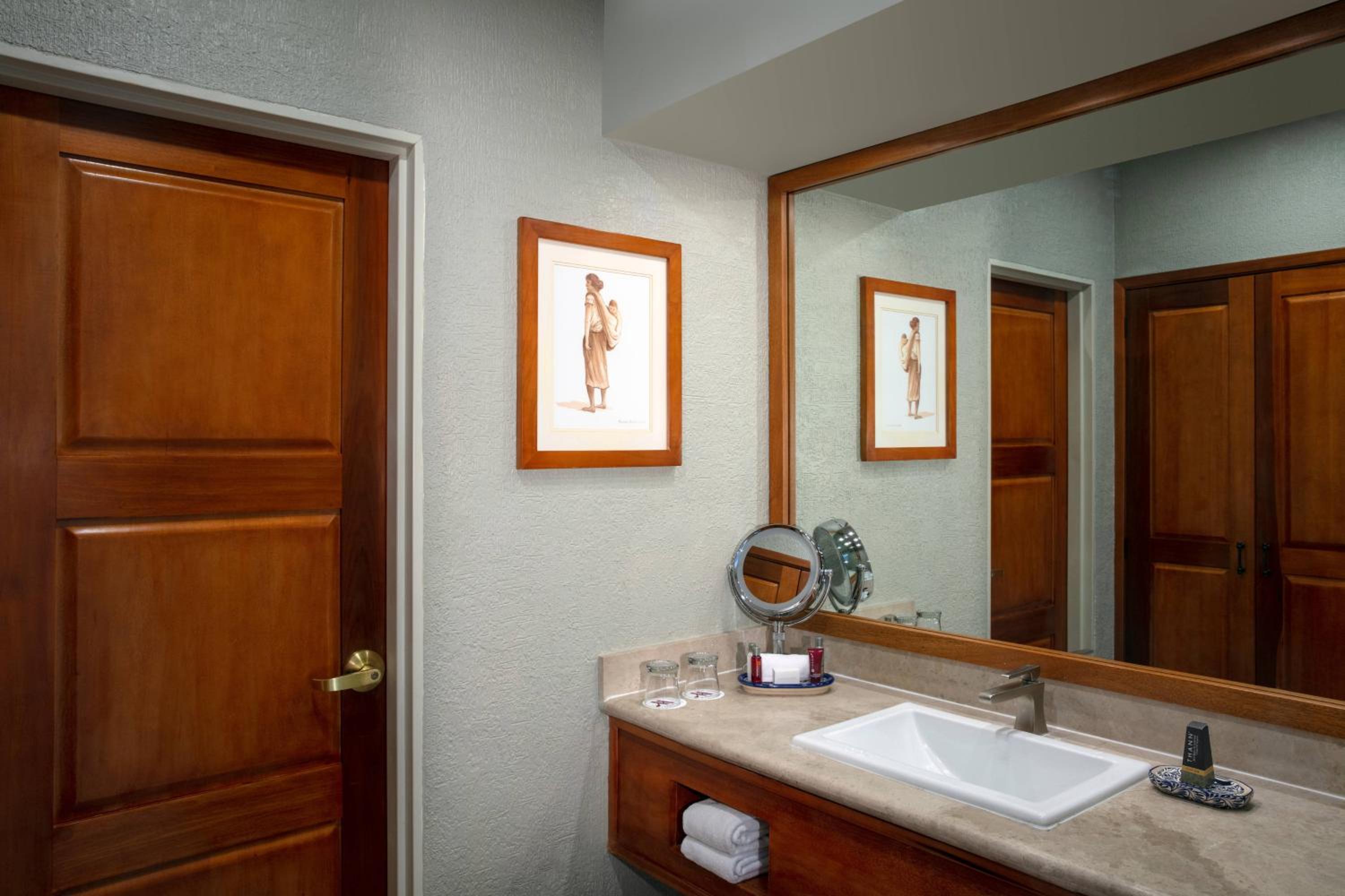 Queen Room With Two Queen Beds And Balcony photo 2