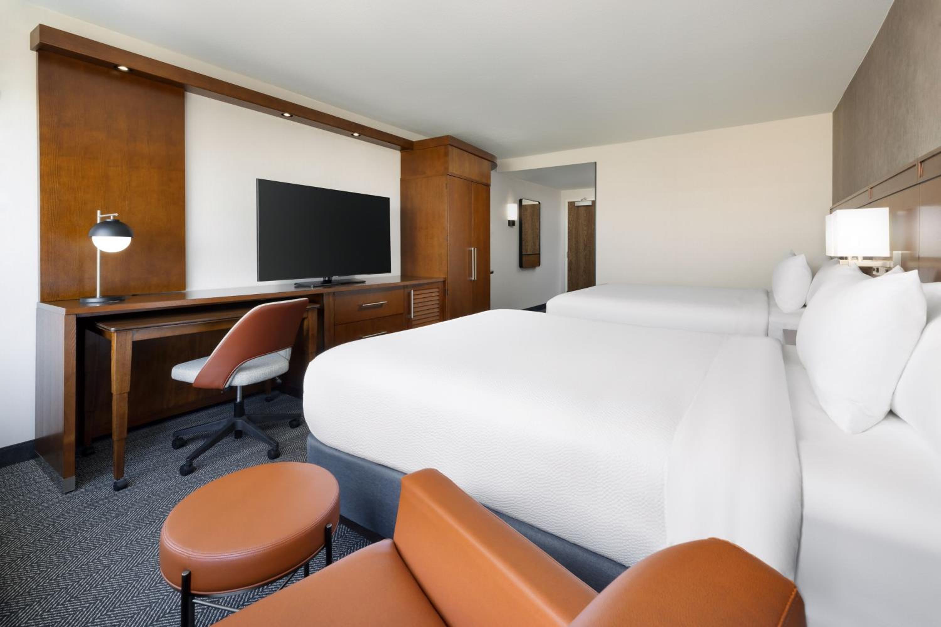 Queen Room with Two Queen Beds - Photo 4