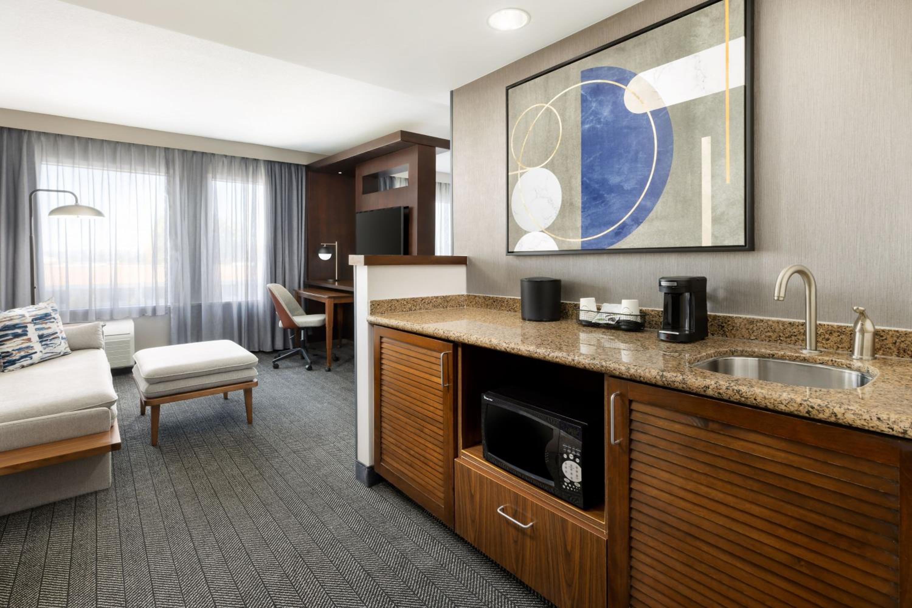 Large King Room with Sofa Bed - Photo 5