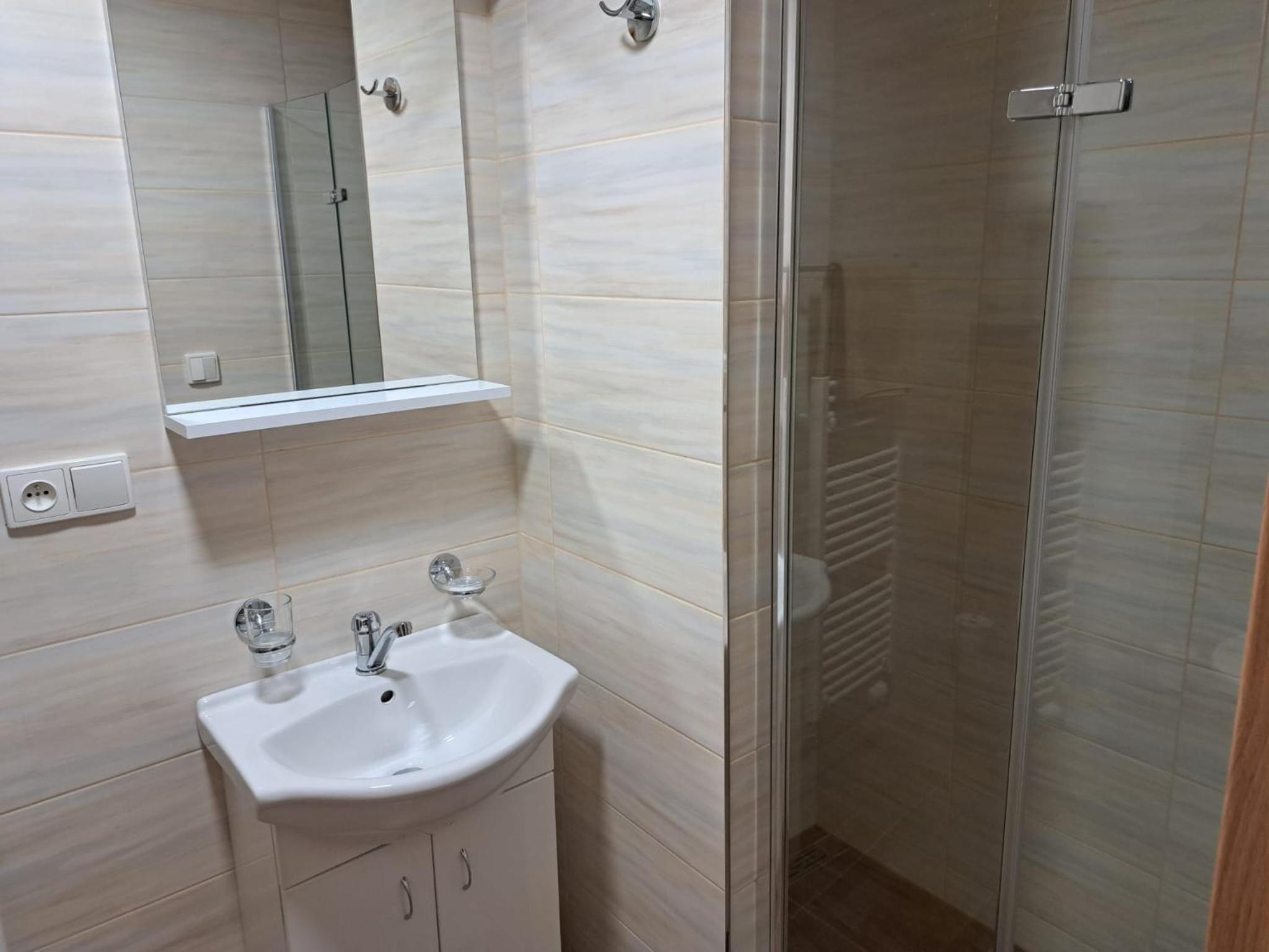King Room with Roll-In Shower - Disability Access photo 3