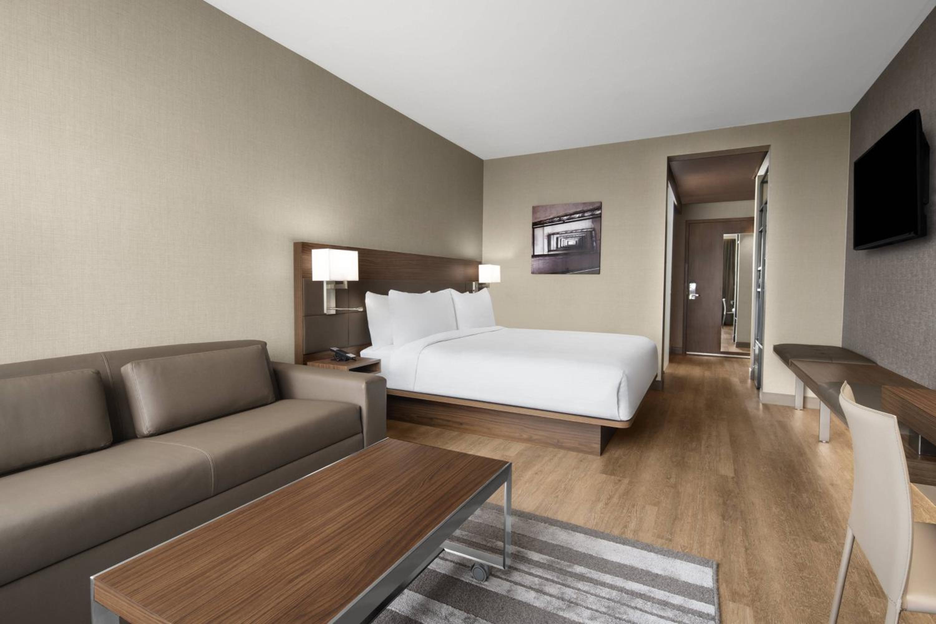 King Room with Sofa Bed - Photo 5