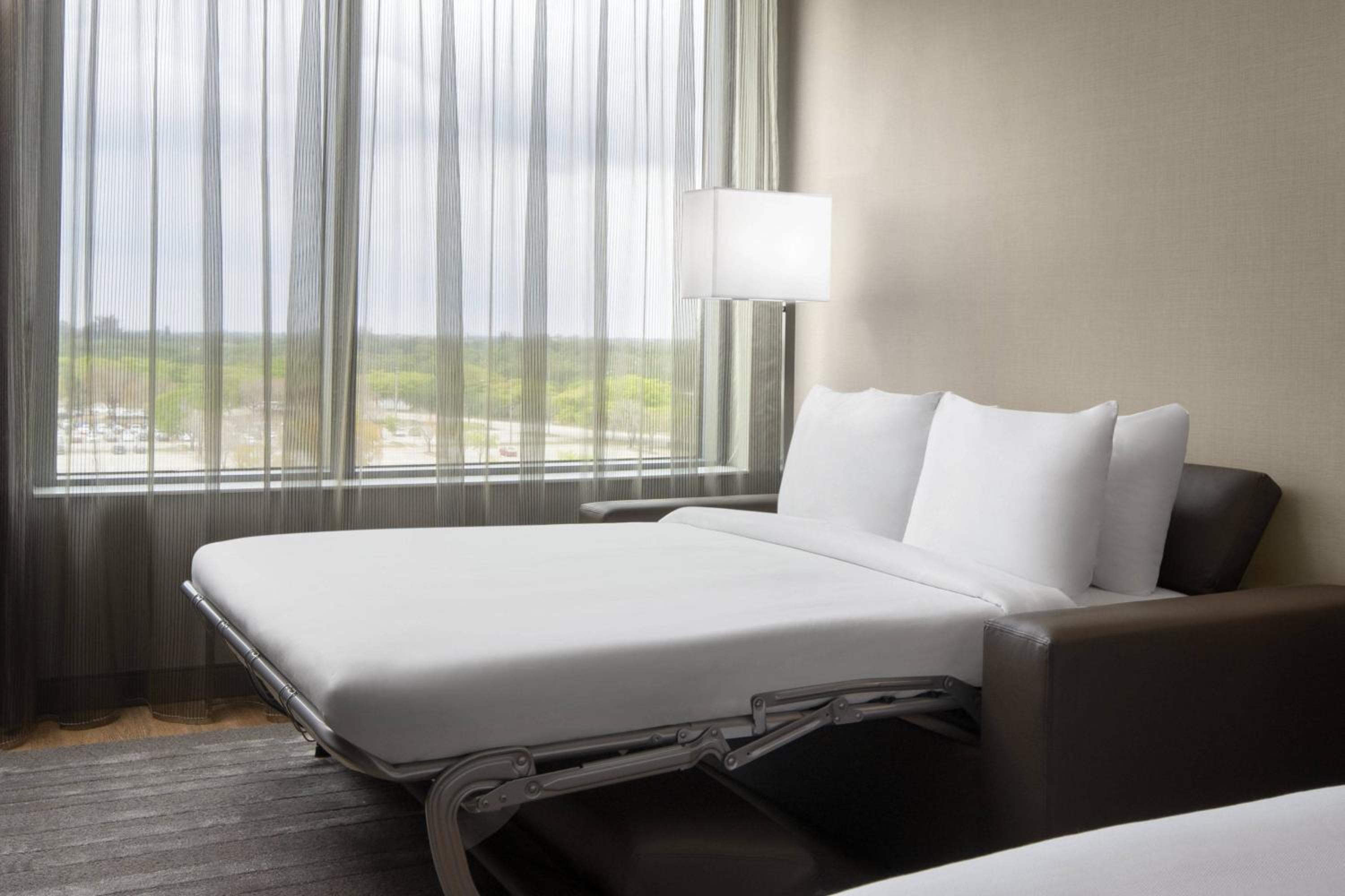 King Room with Sofa Bed - Photo 4