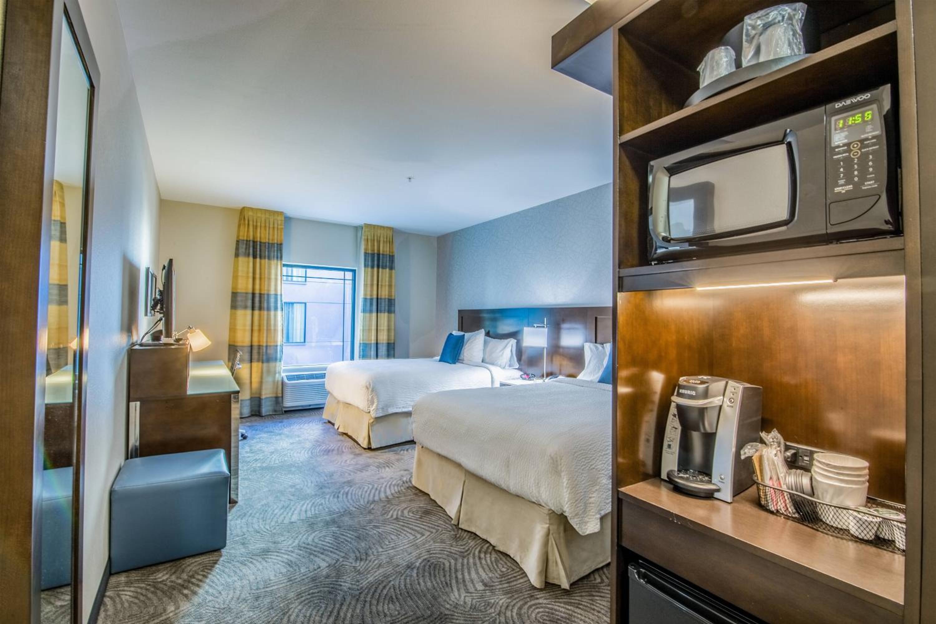 Queen Room with Two Queen Beds - Photo 4