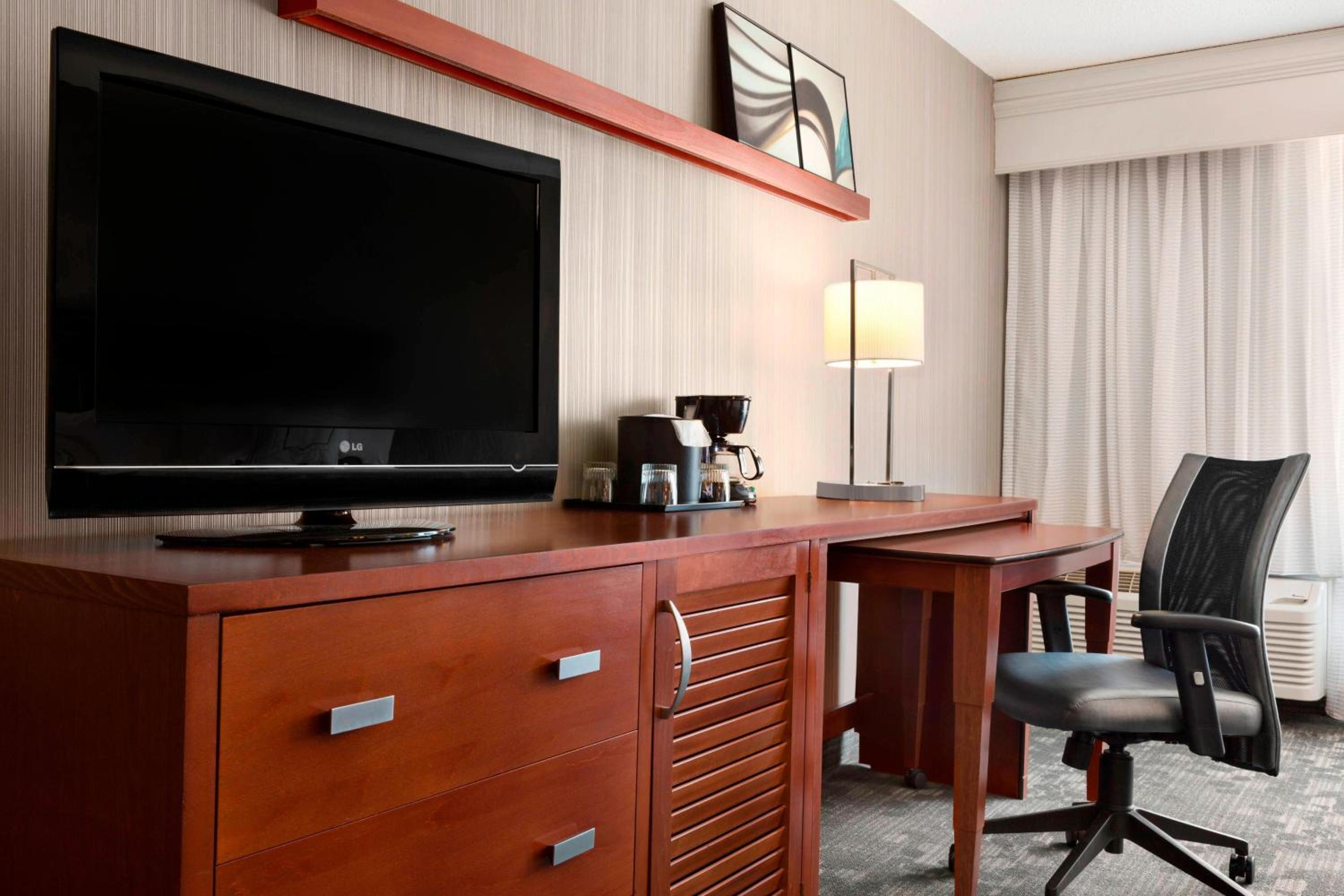 Queen Room with Two Queen Beds - Photo 4