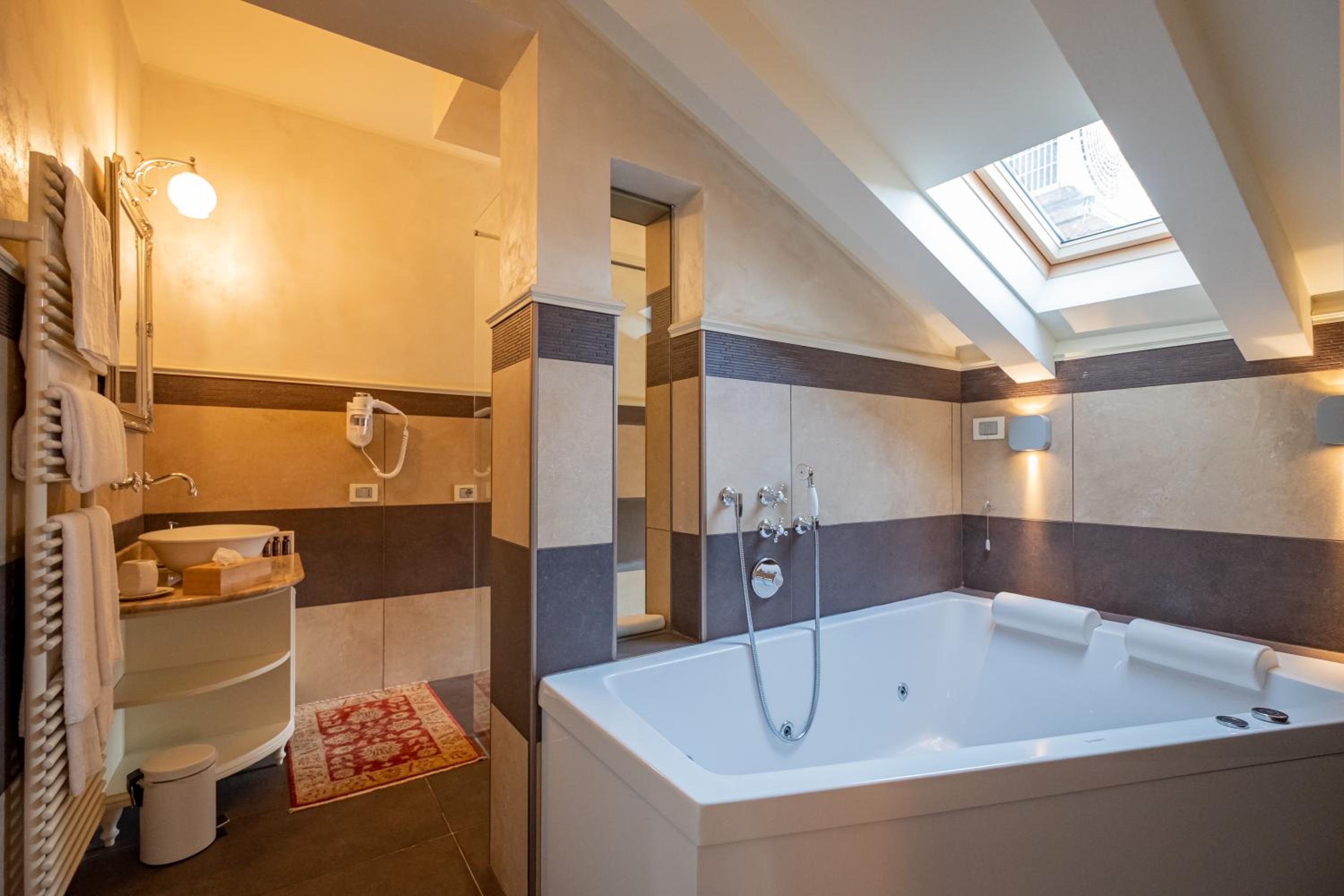 Deluxe Double Room - Photo 29