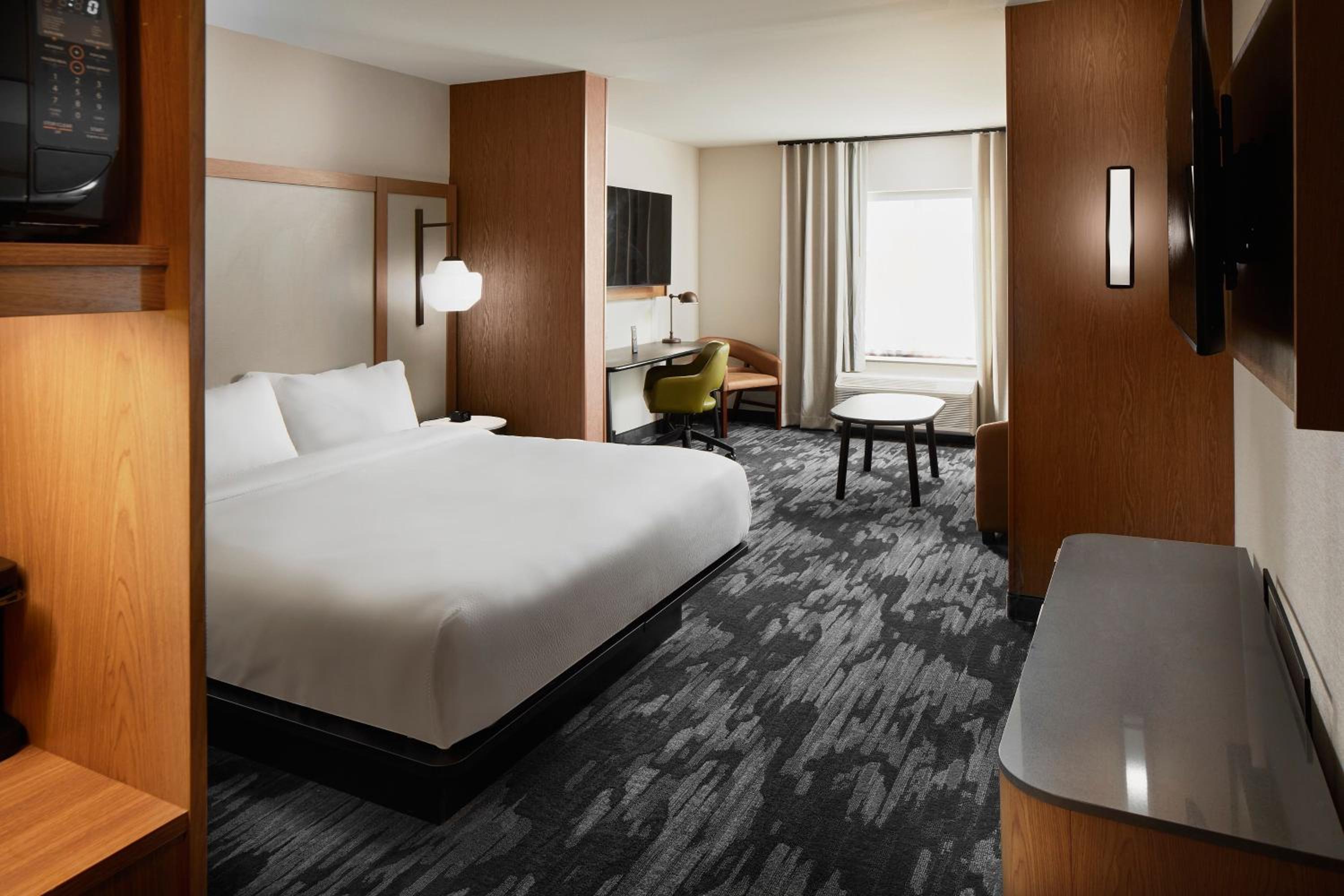 Executive King Suite with Sofa Bed - Photo 3