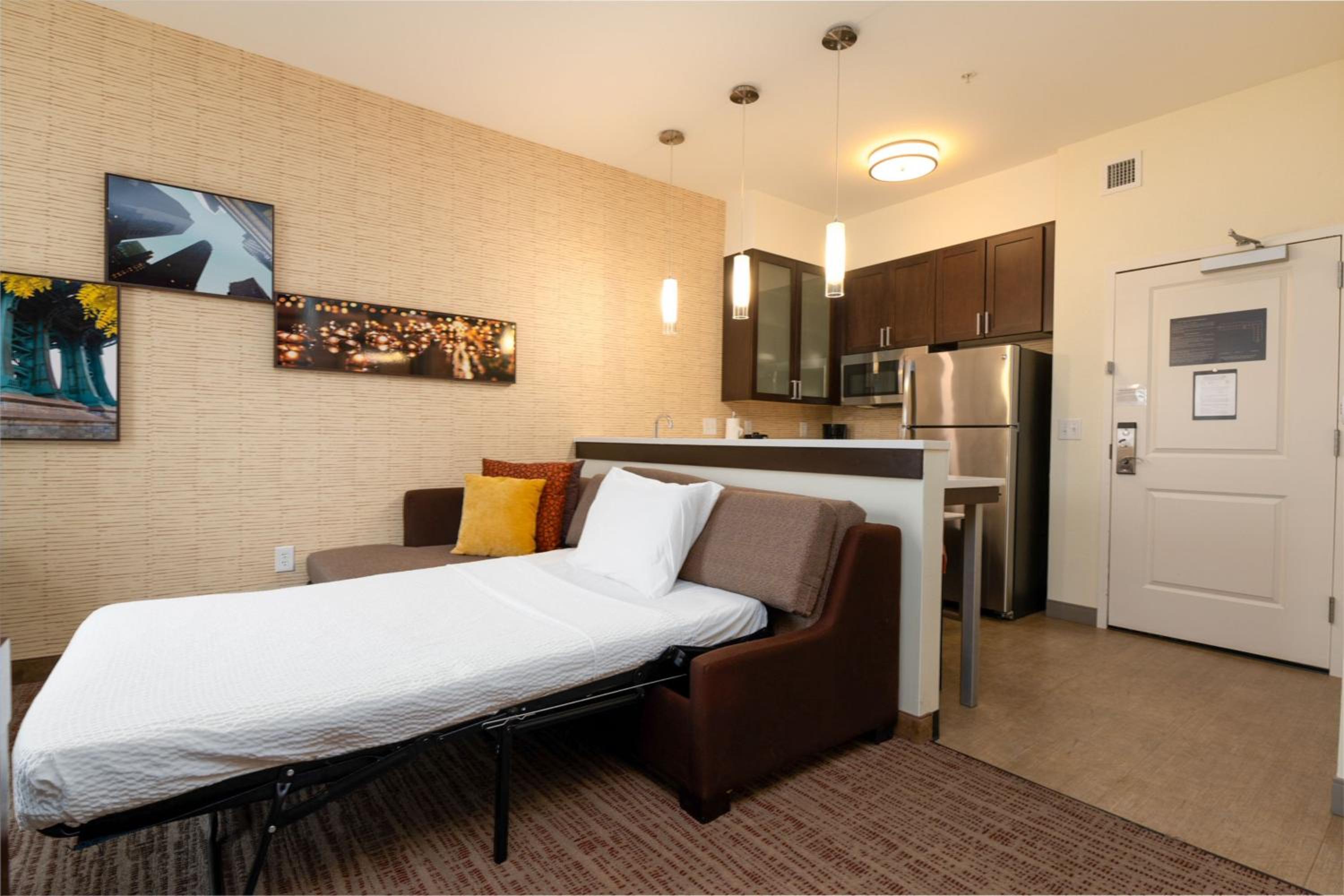 One-Bedroom Queen Suite with Sofa Bed and Adapted Tub - Mobility and Hearing Accessible photo 1