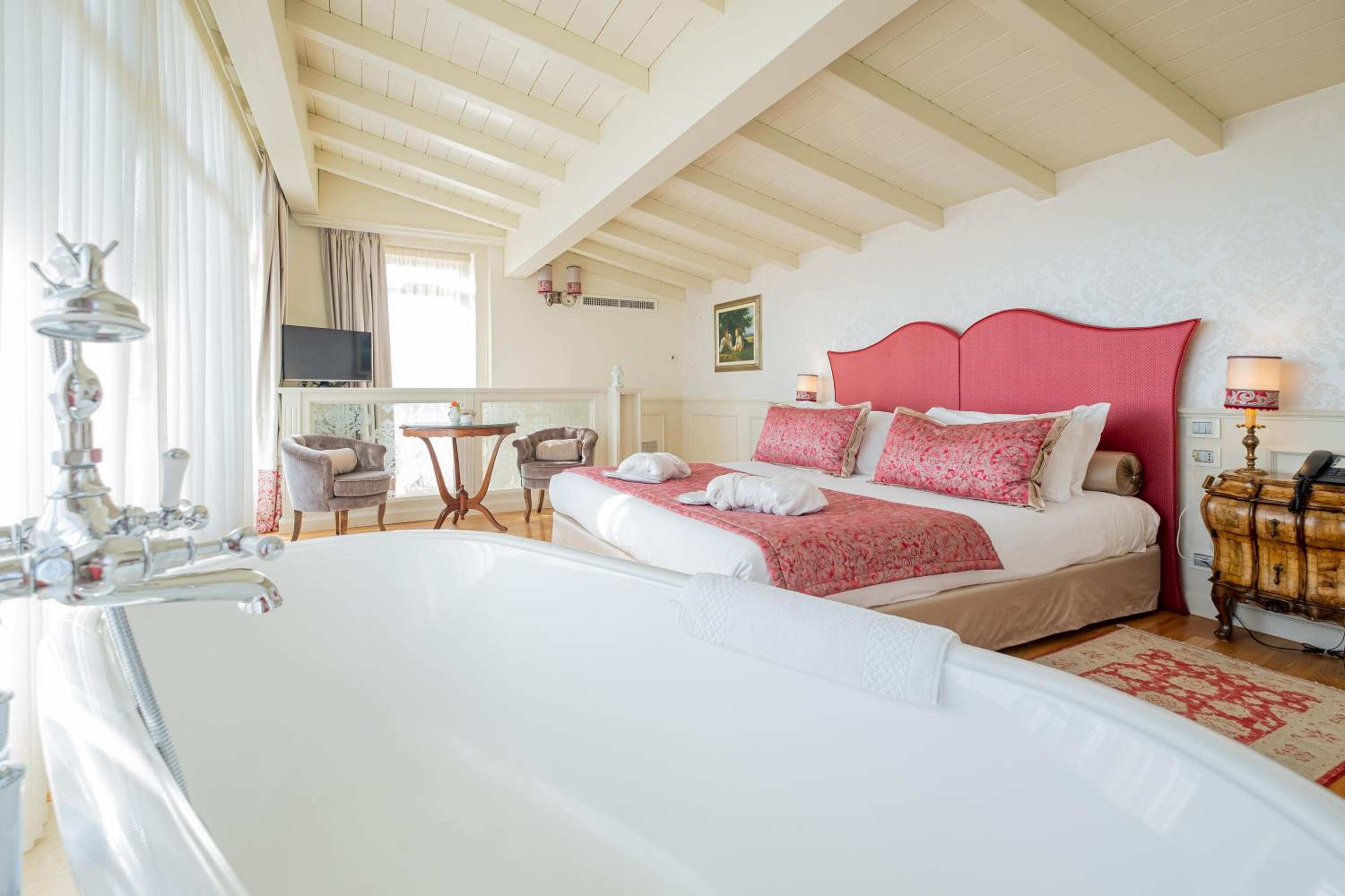 Queen Room with Balcony - Photo 18
