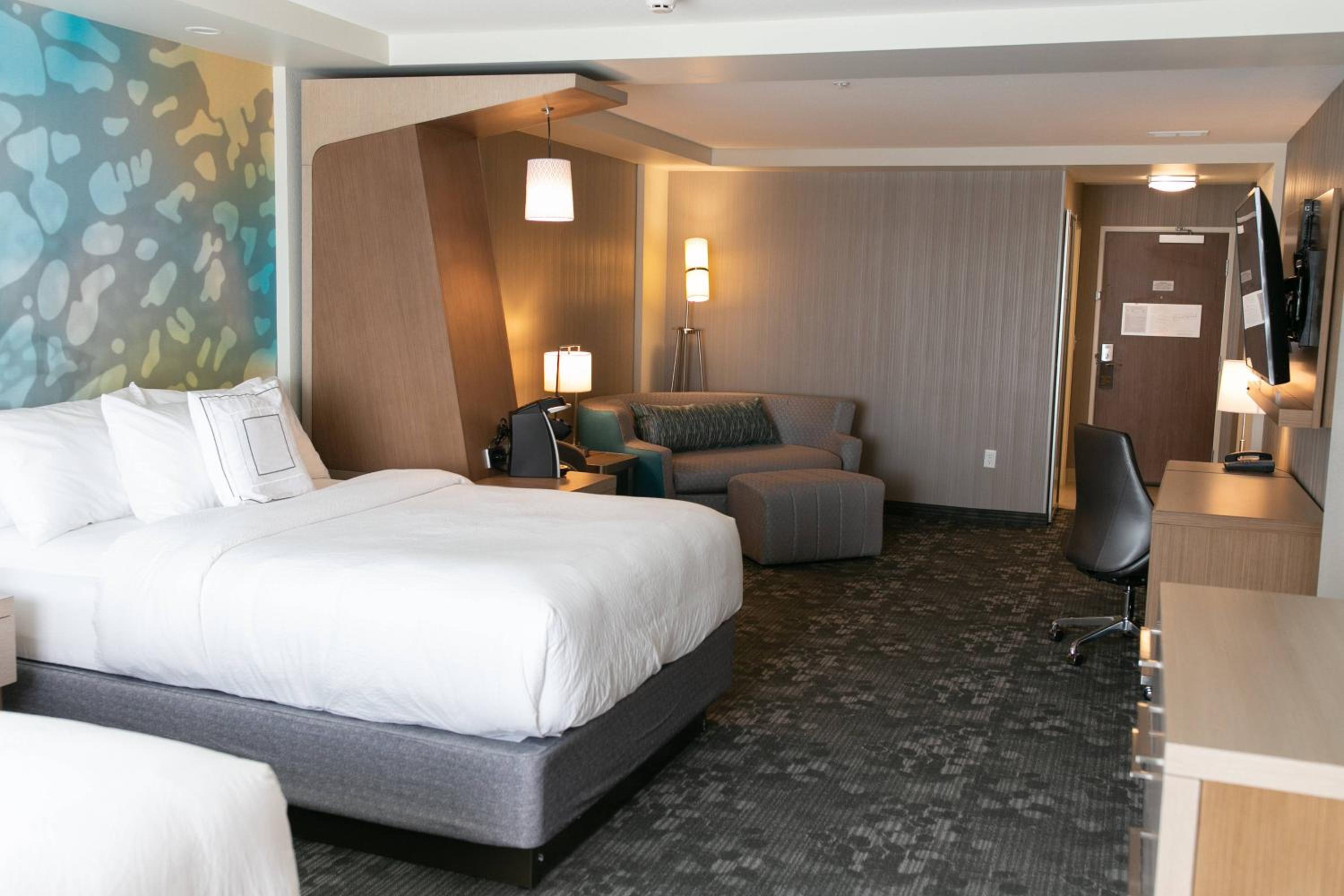 Suite, 2 Queen, Sofa bed - Photo 2
