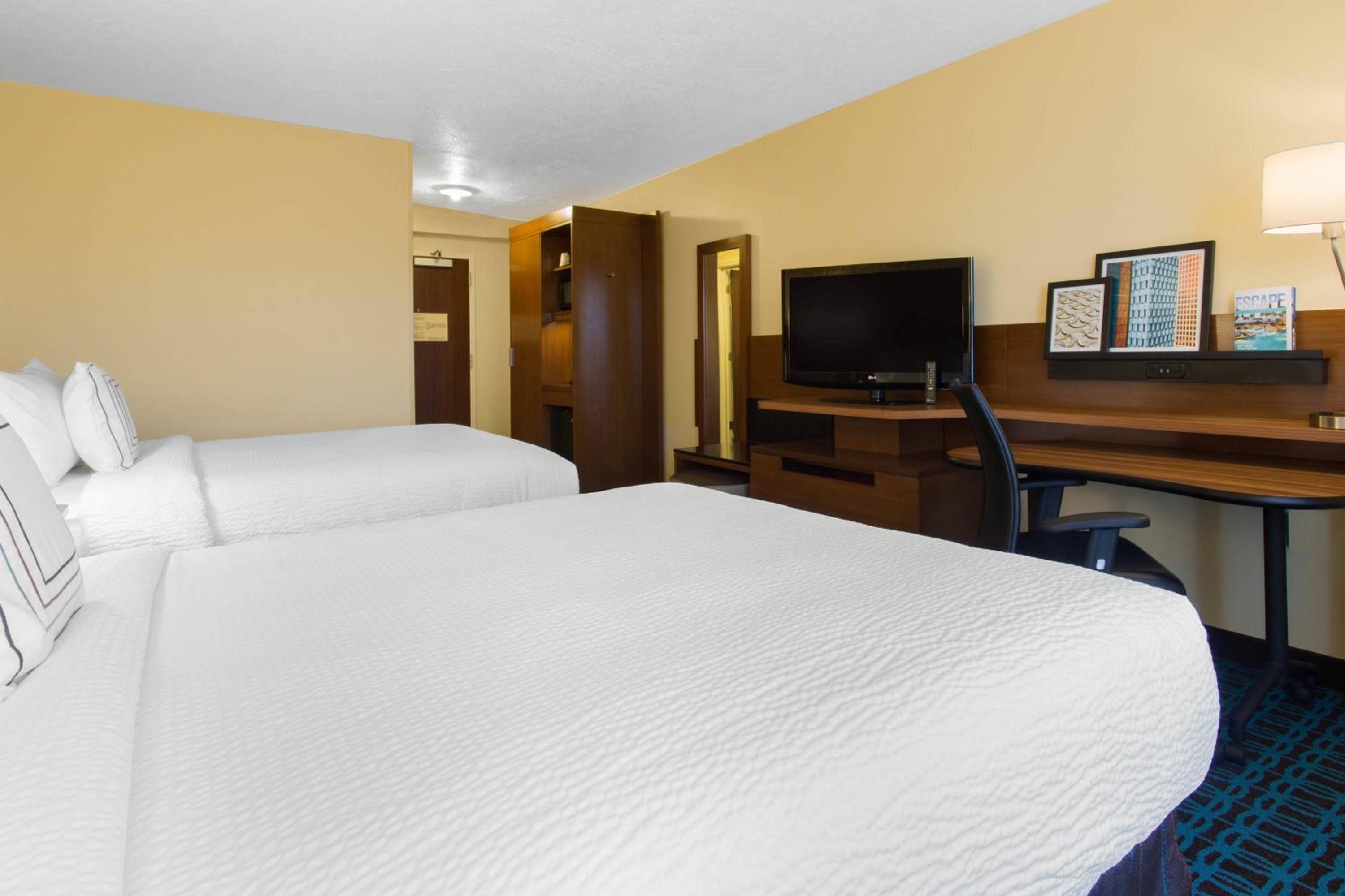 Queen Room with Two Queen Beds - Photo 4