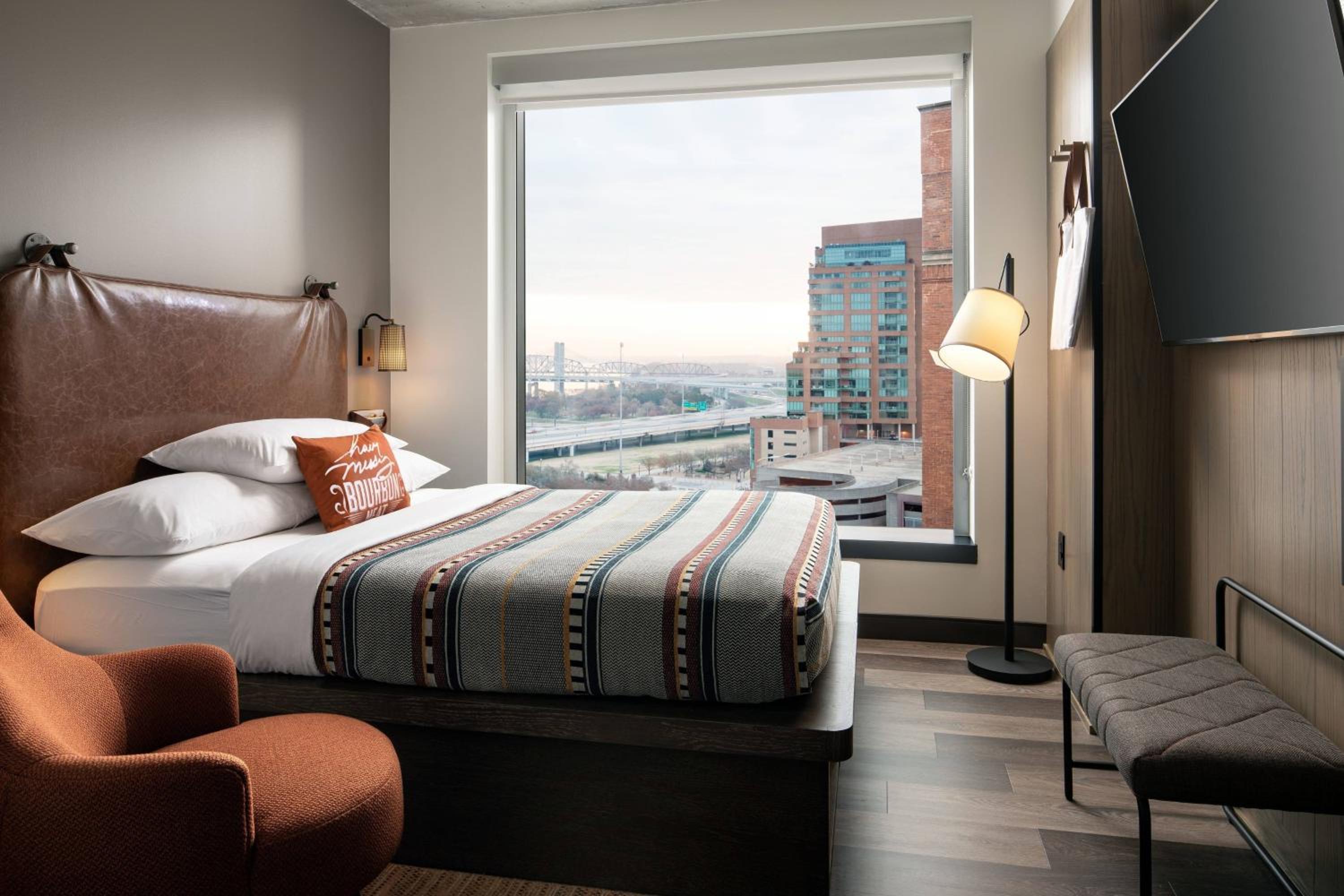 Queen Room with River View - Photo 1