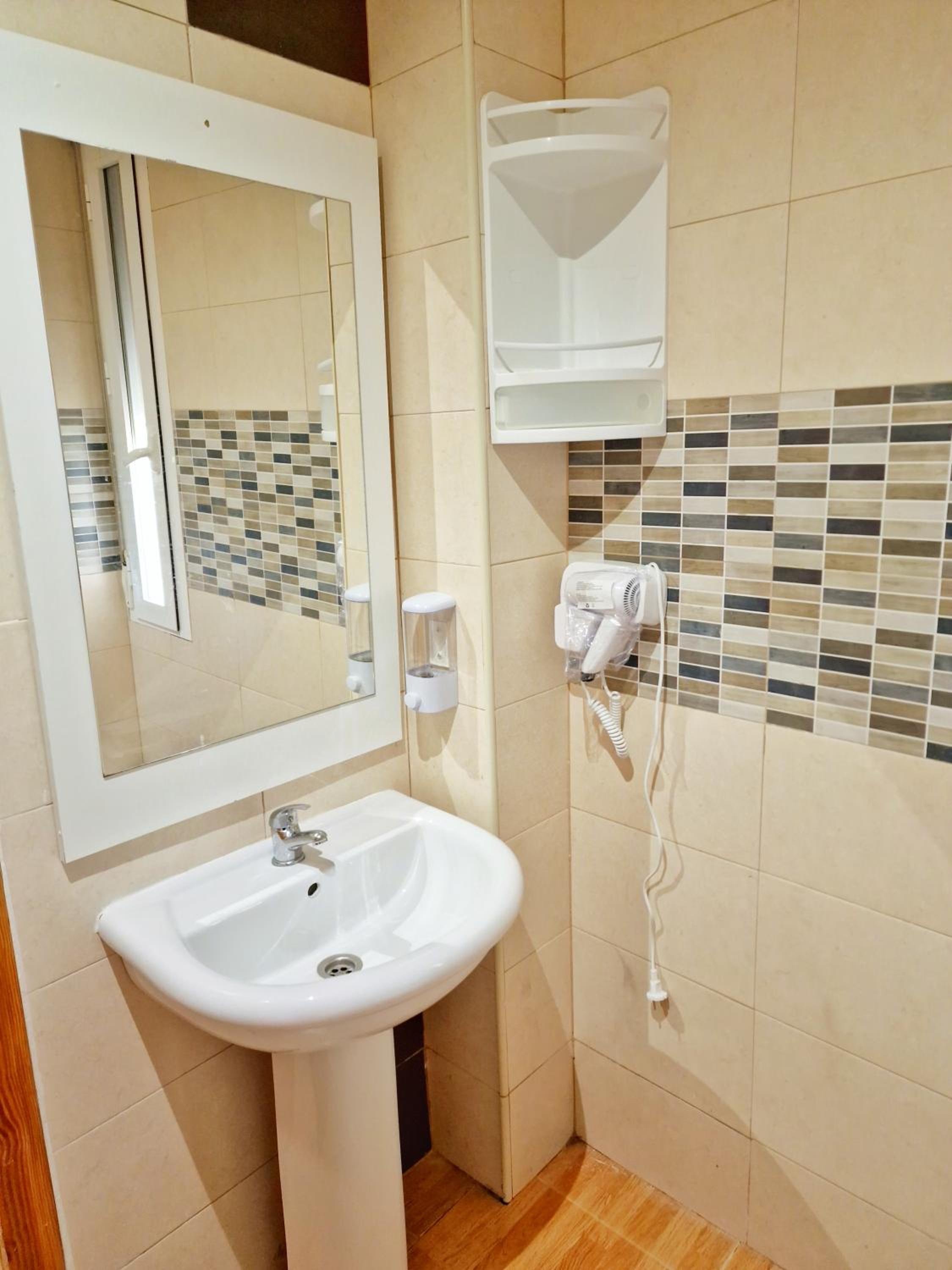 Family Room with Private Bathroom photo 2