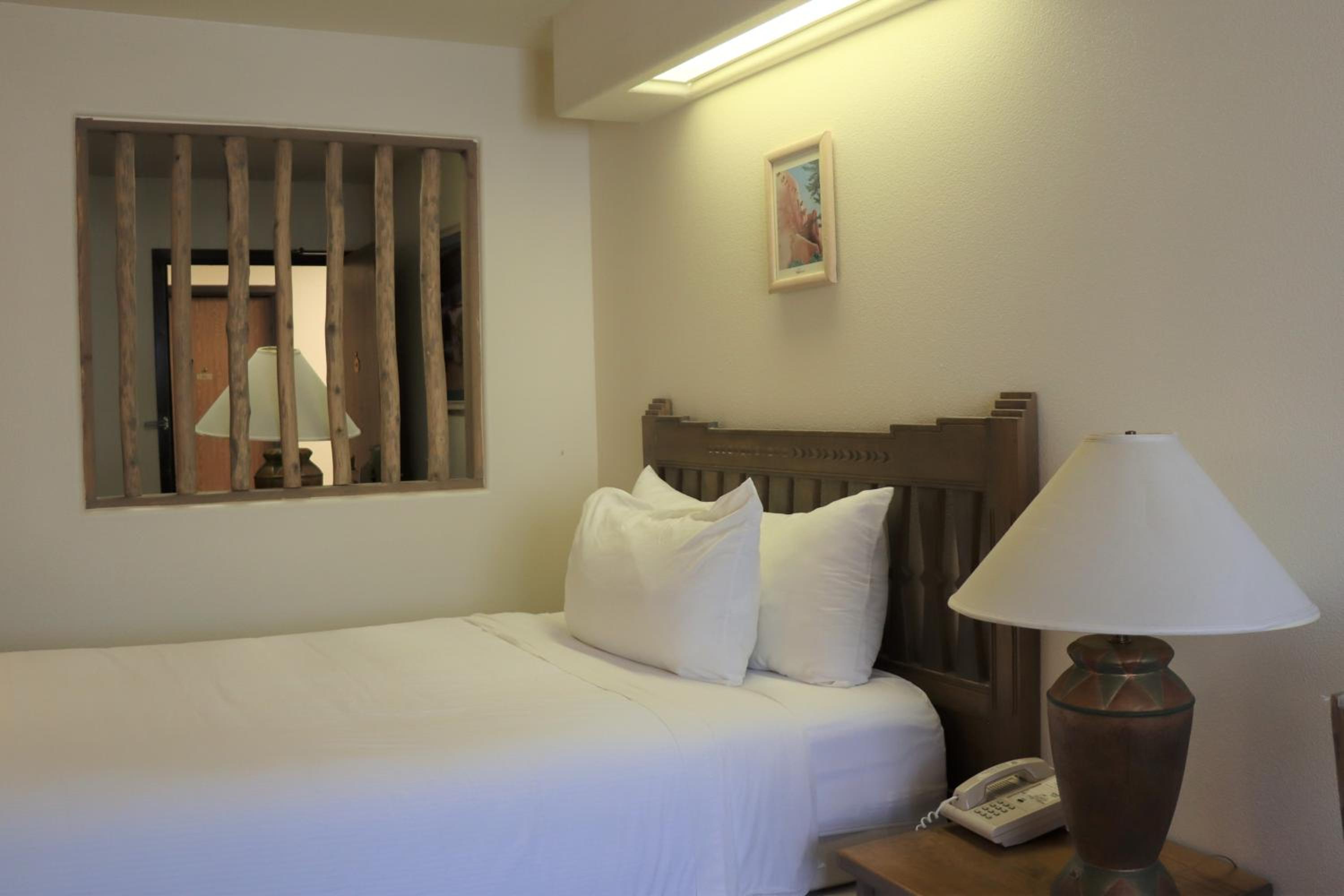 Queen Room - Disability Access - Photo 6