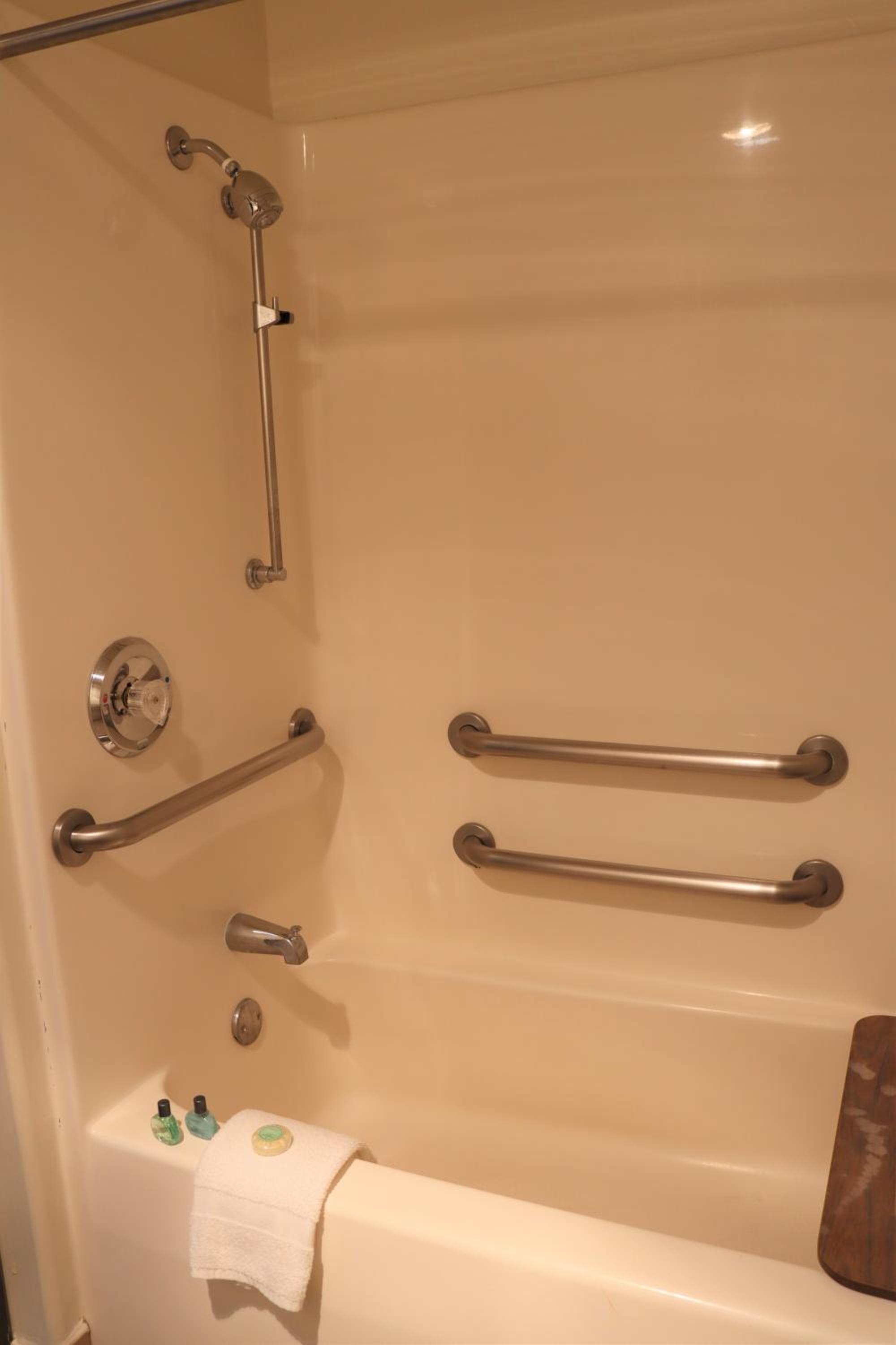 Queen Room - Disability Access - Photo 4