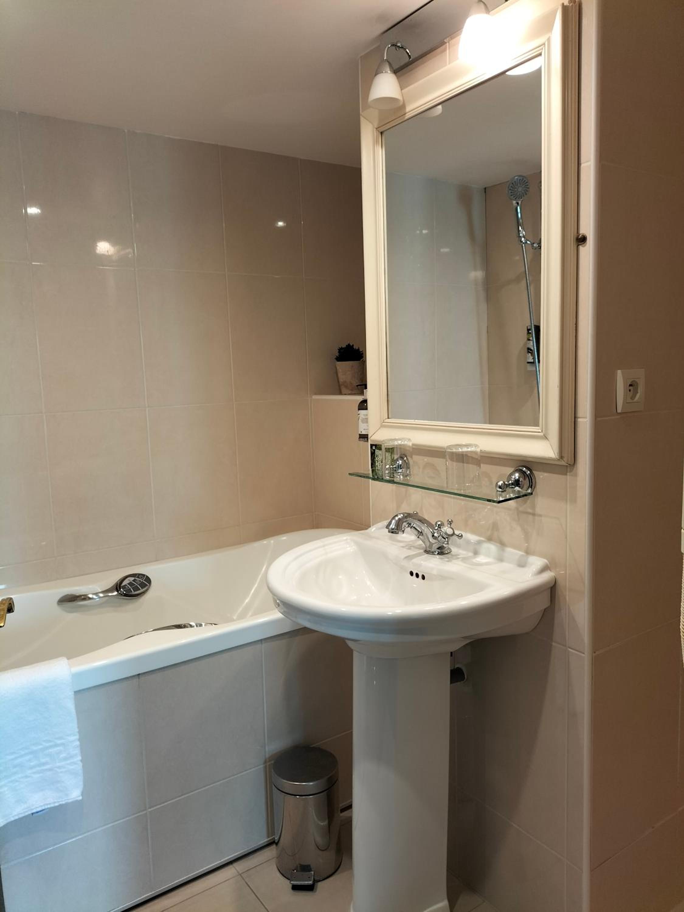 Comfort Double or Twin Room with Harbor View - Photo 2