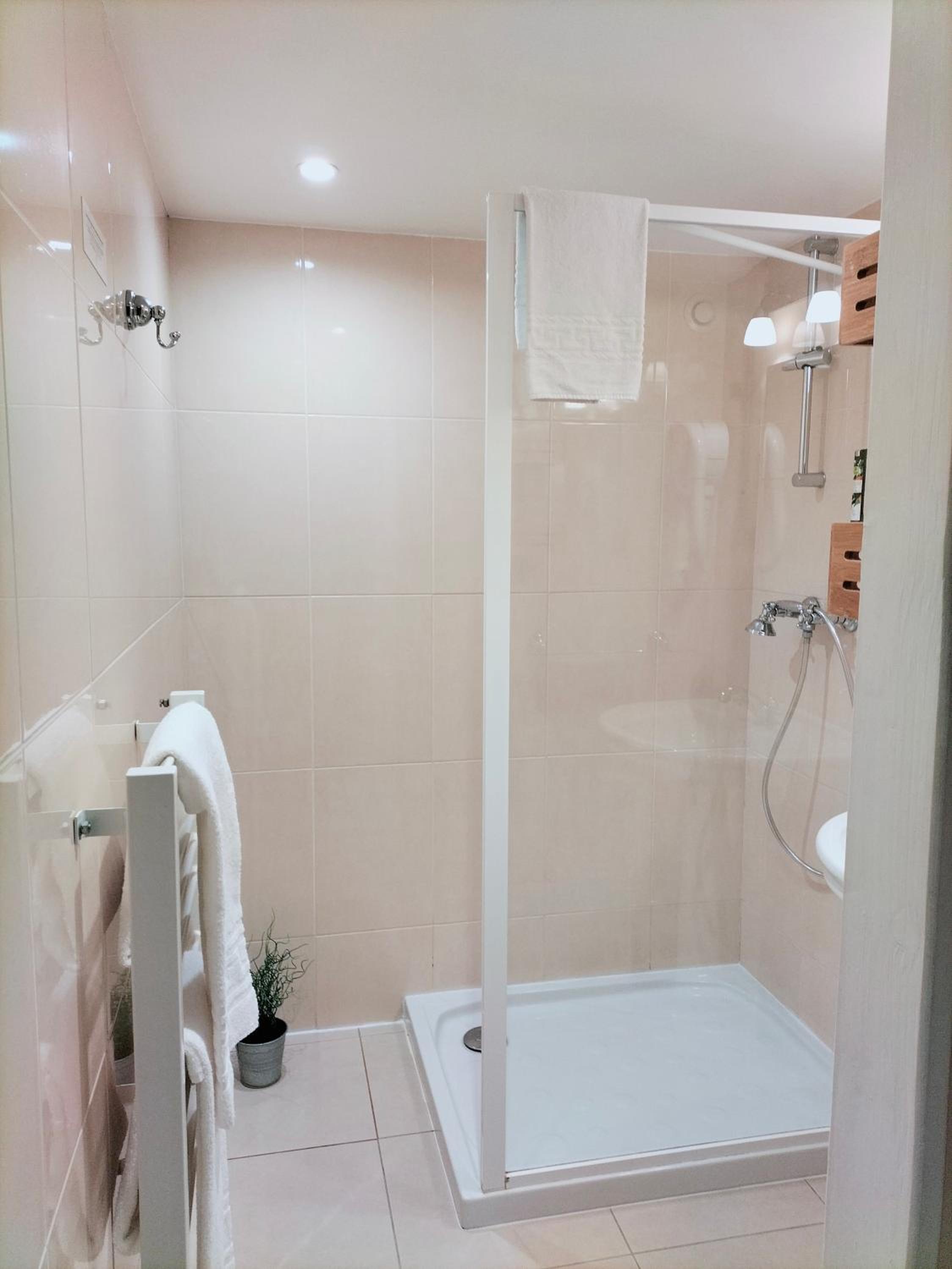Comfort Double or Twin Room with Harbor View - Photo 9