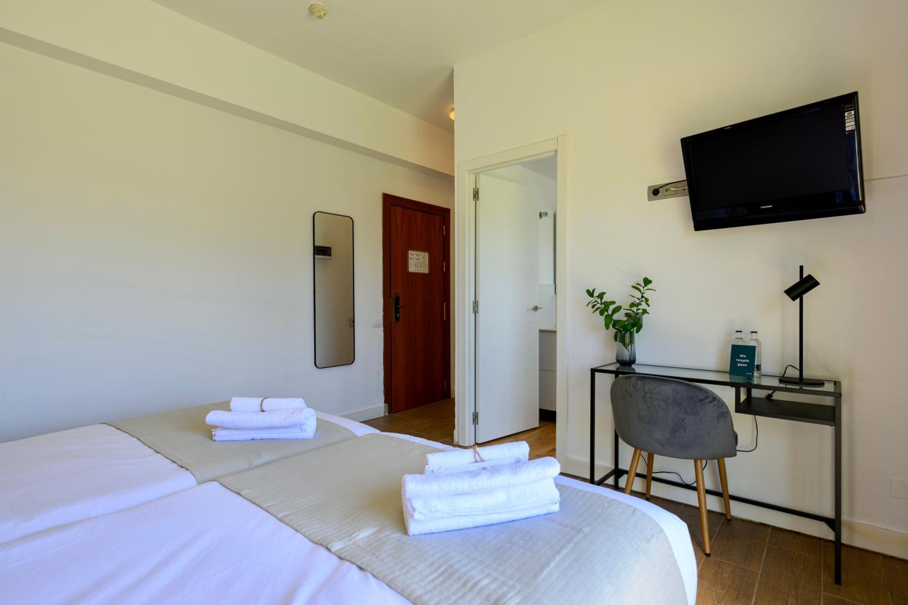 Twin Room - Photo 7