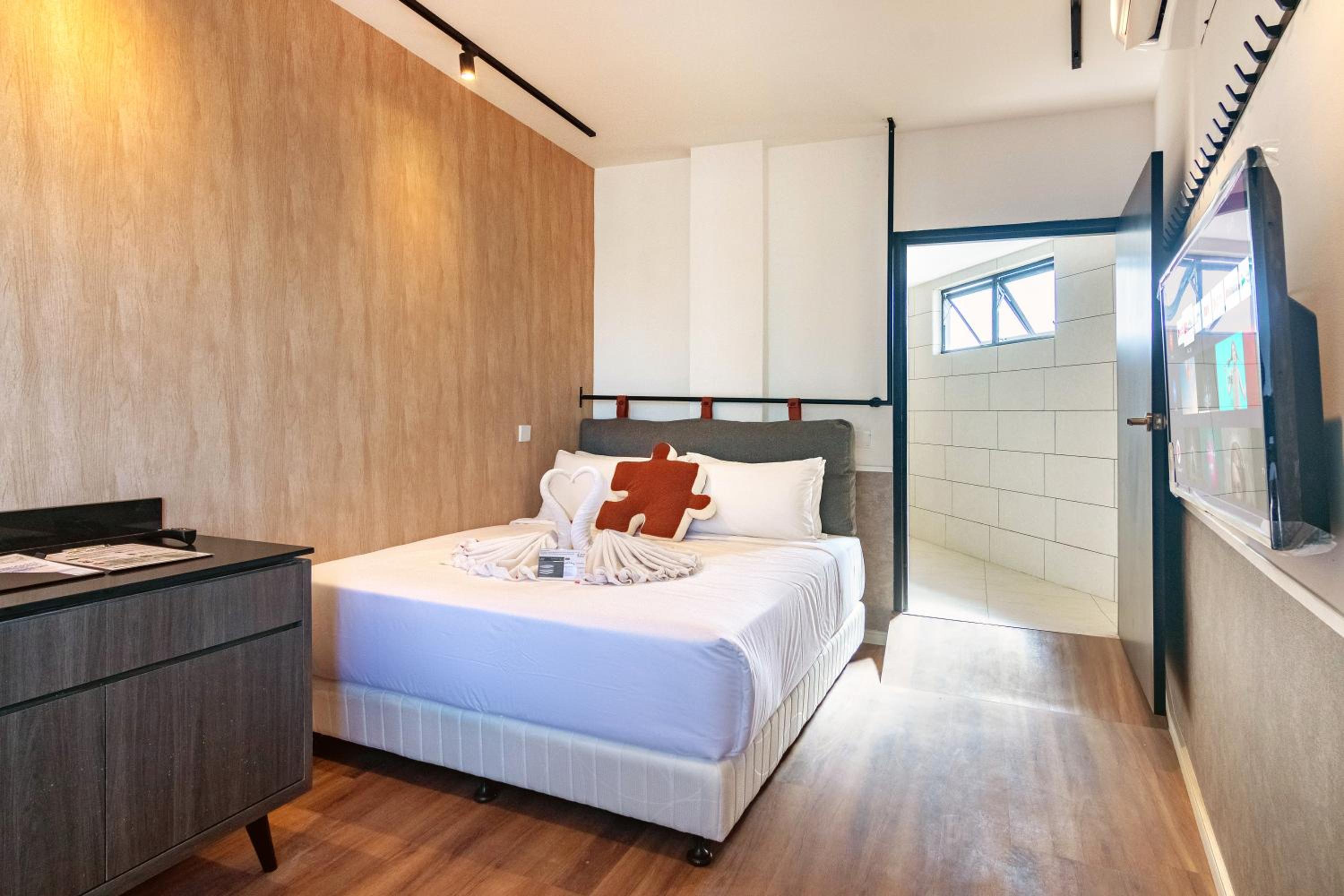 Deluxe Double Room - Photo 12