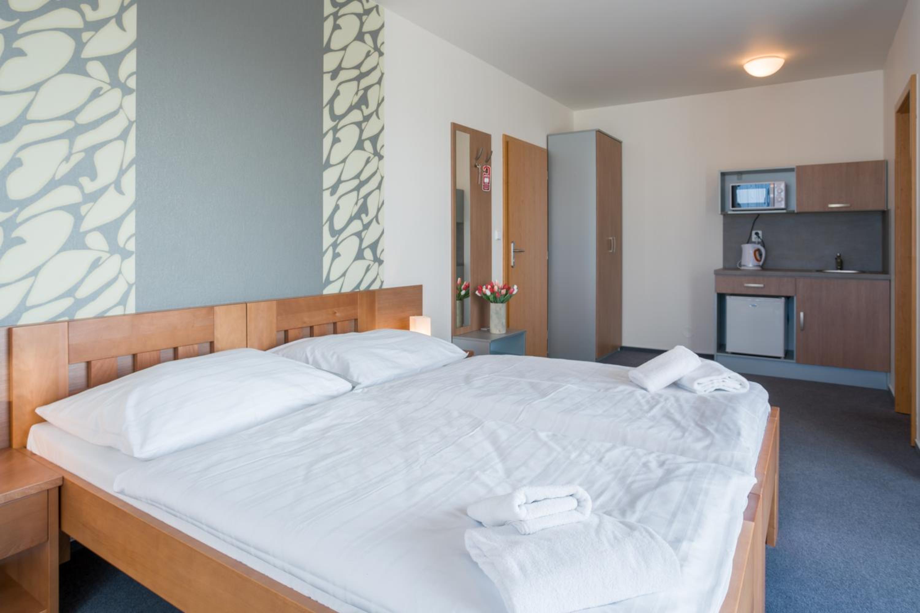 Basic Double or Twin Room - Photo 2