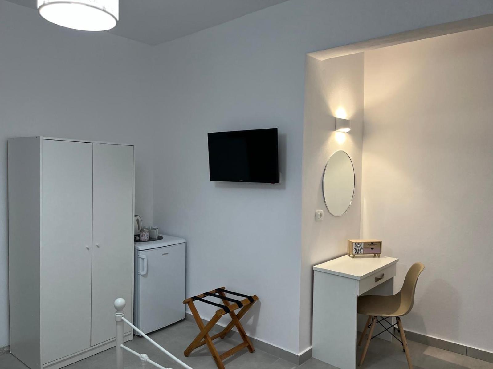 Double Room - Photo 8