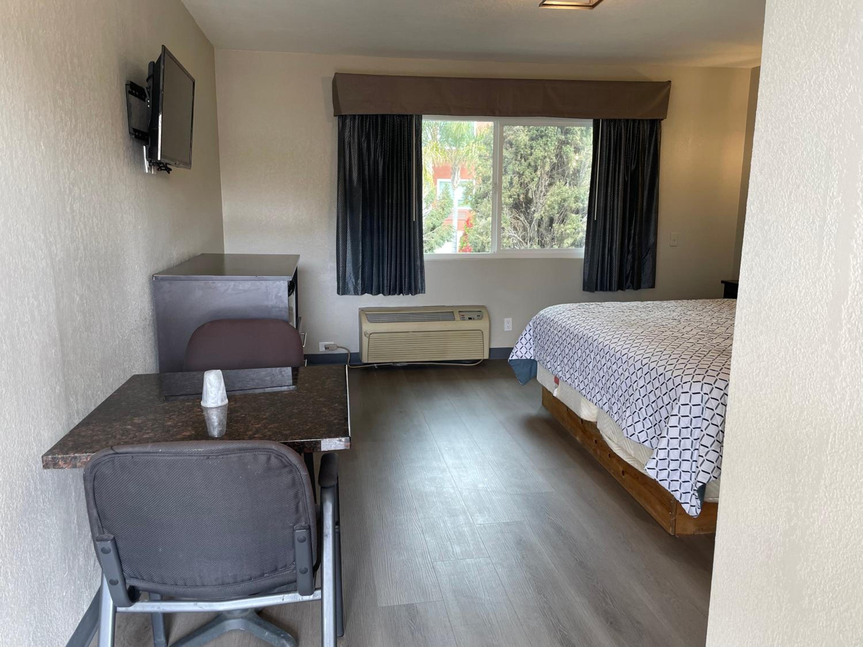 Standard King Room photo 1