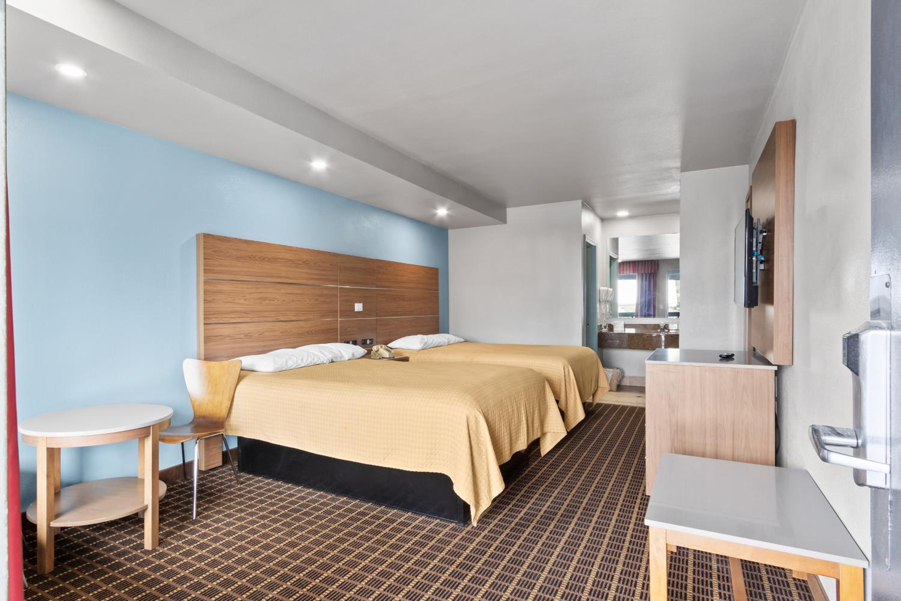 Double Queen Room - Non-Smoking - Photo 3