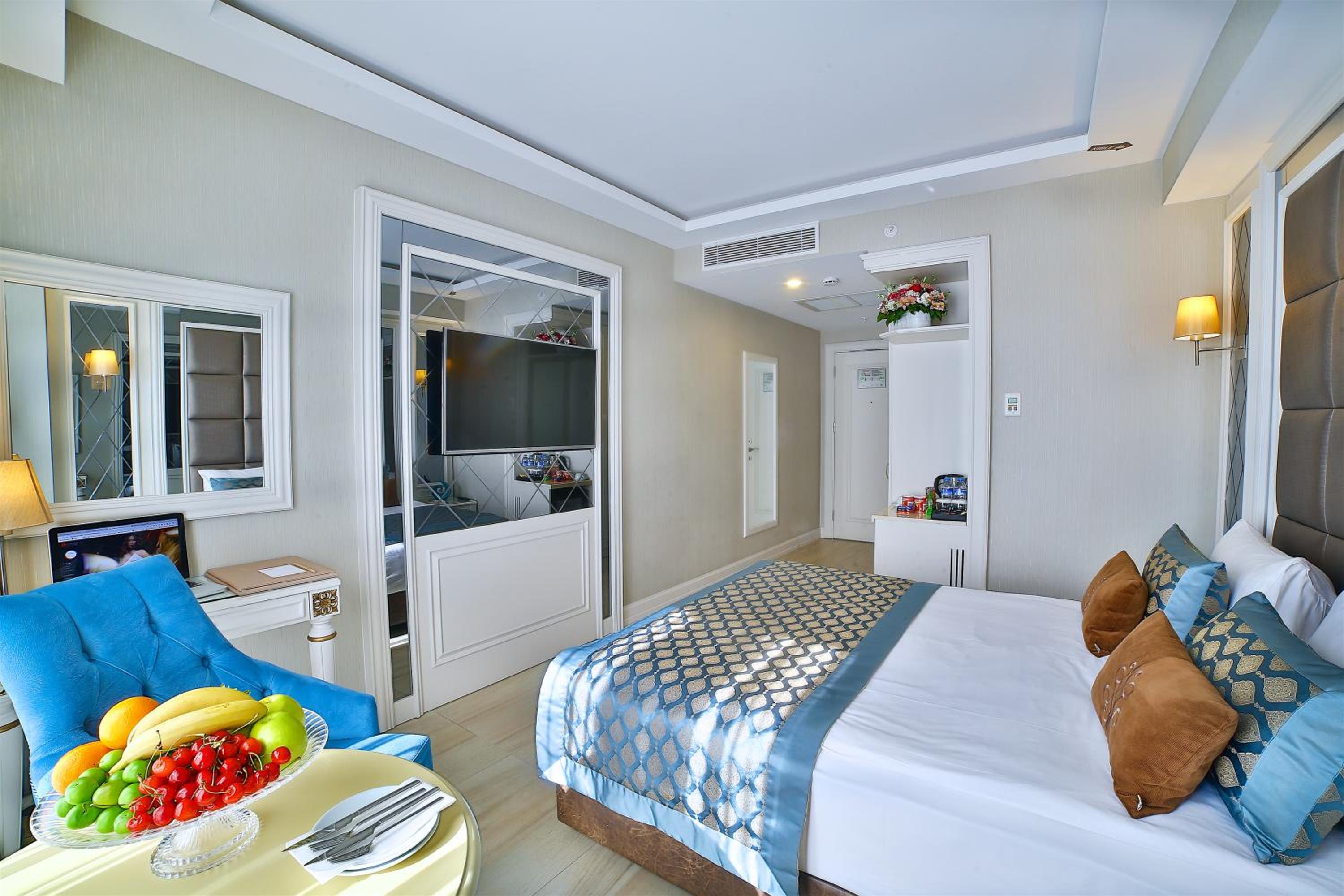 Deluxe Double Room with French Balcony photo 2