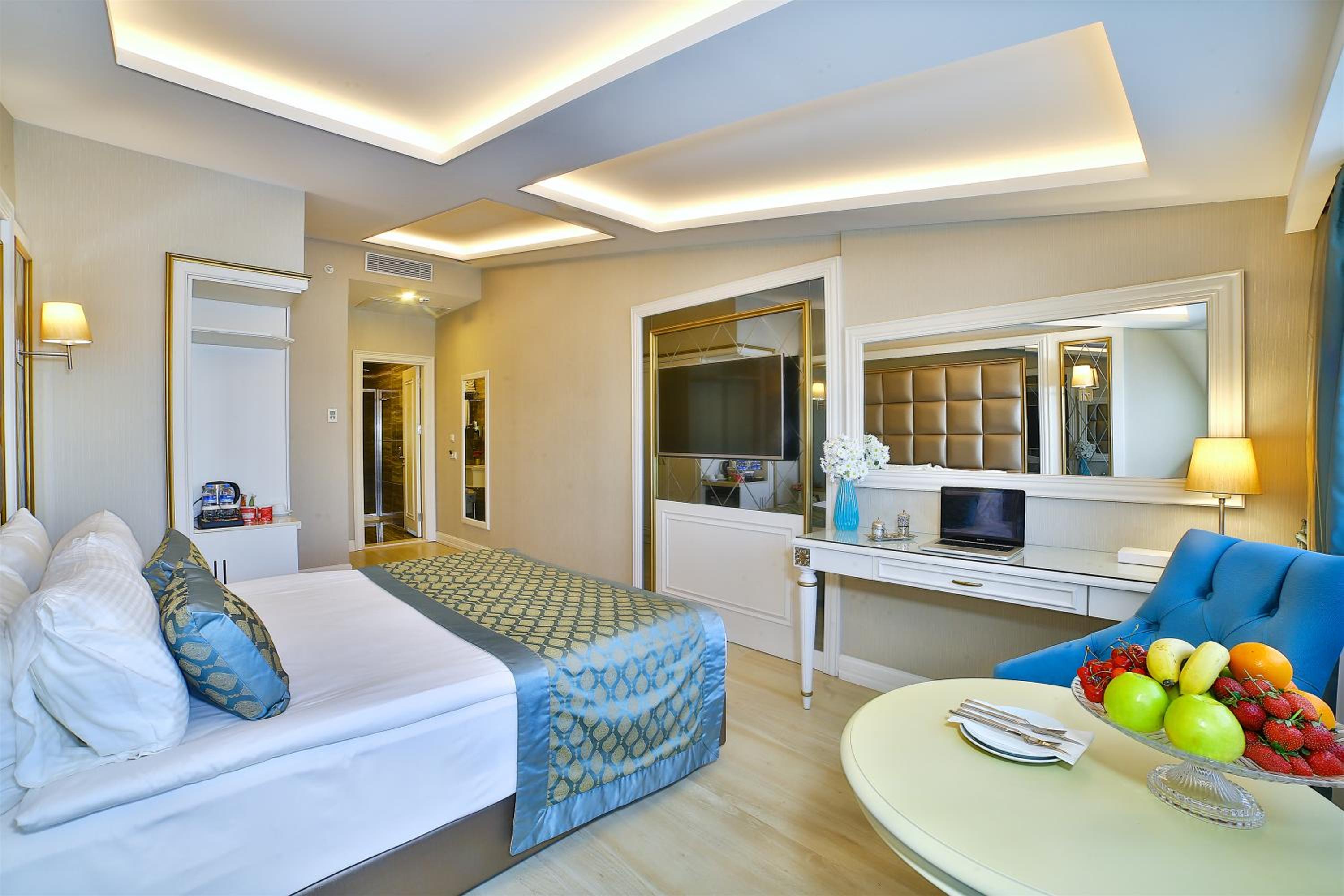 King Double Room with City View photo 3
