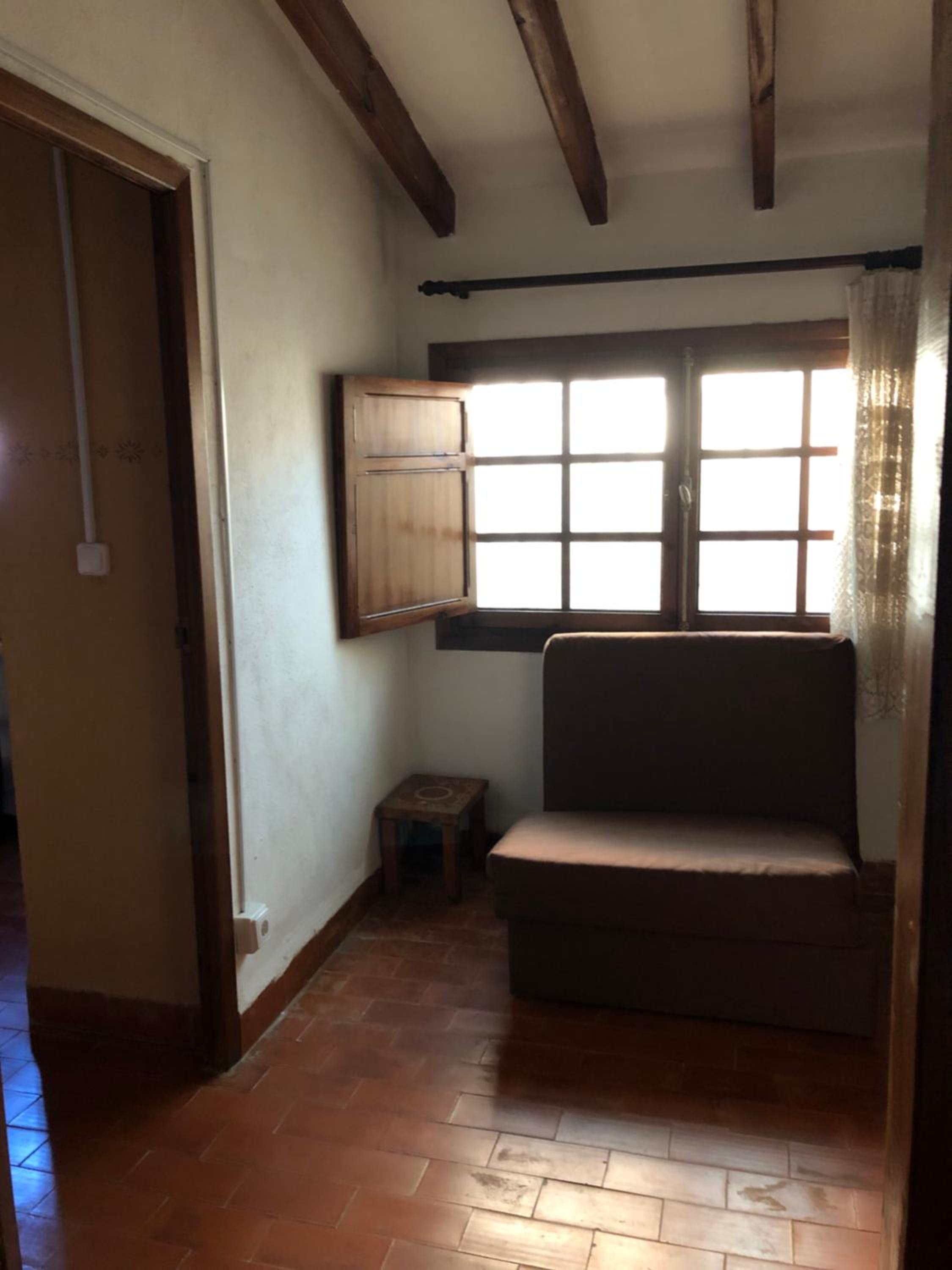 Five-Bedroom House photo 2