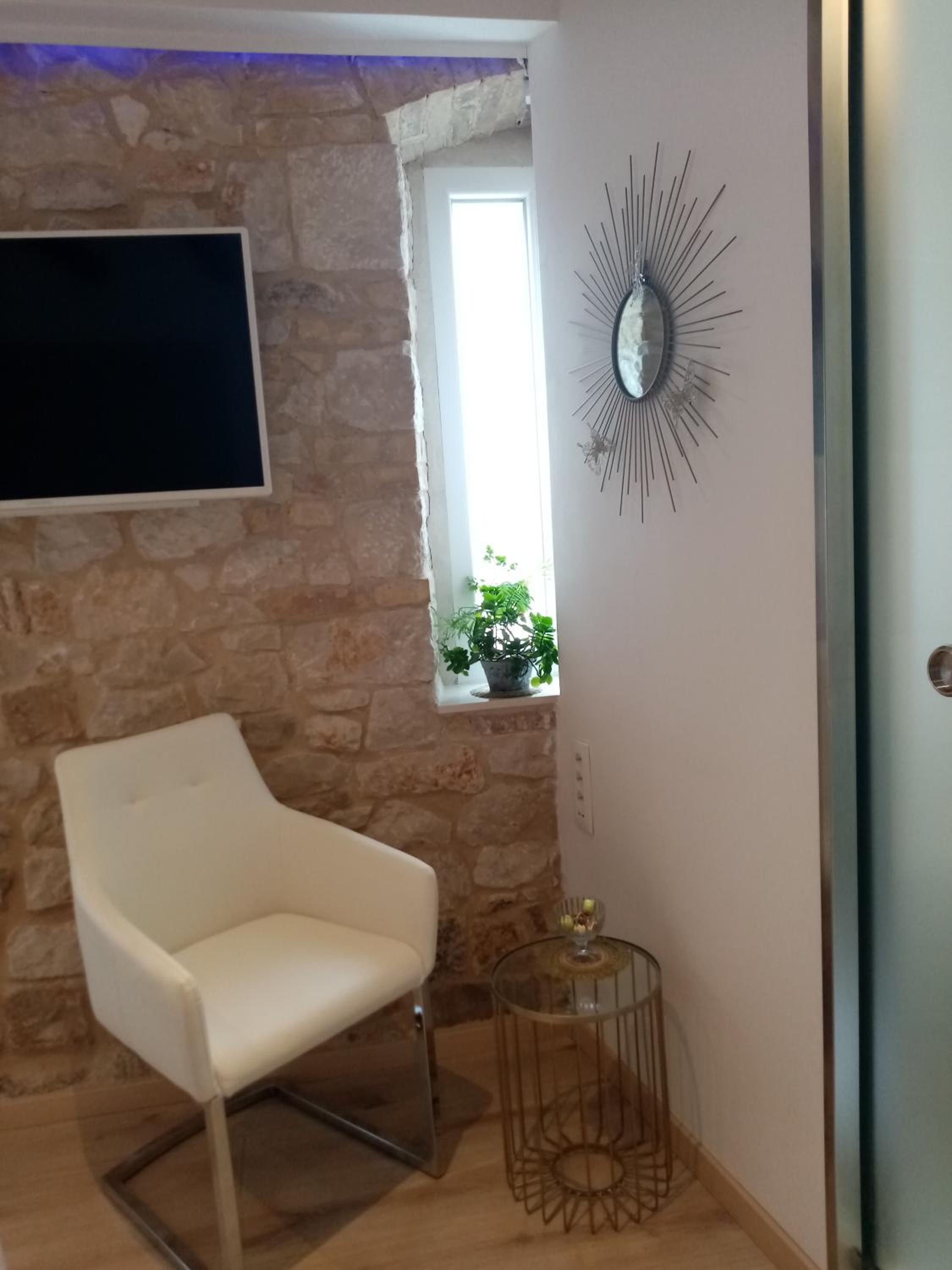 Deluxe King Room - Photo 11